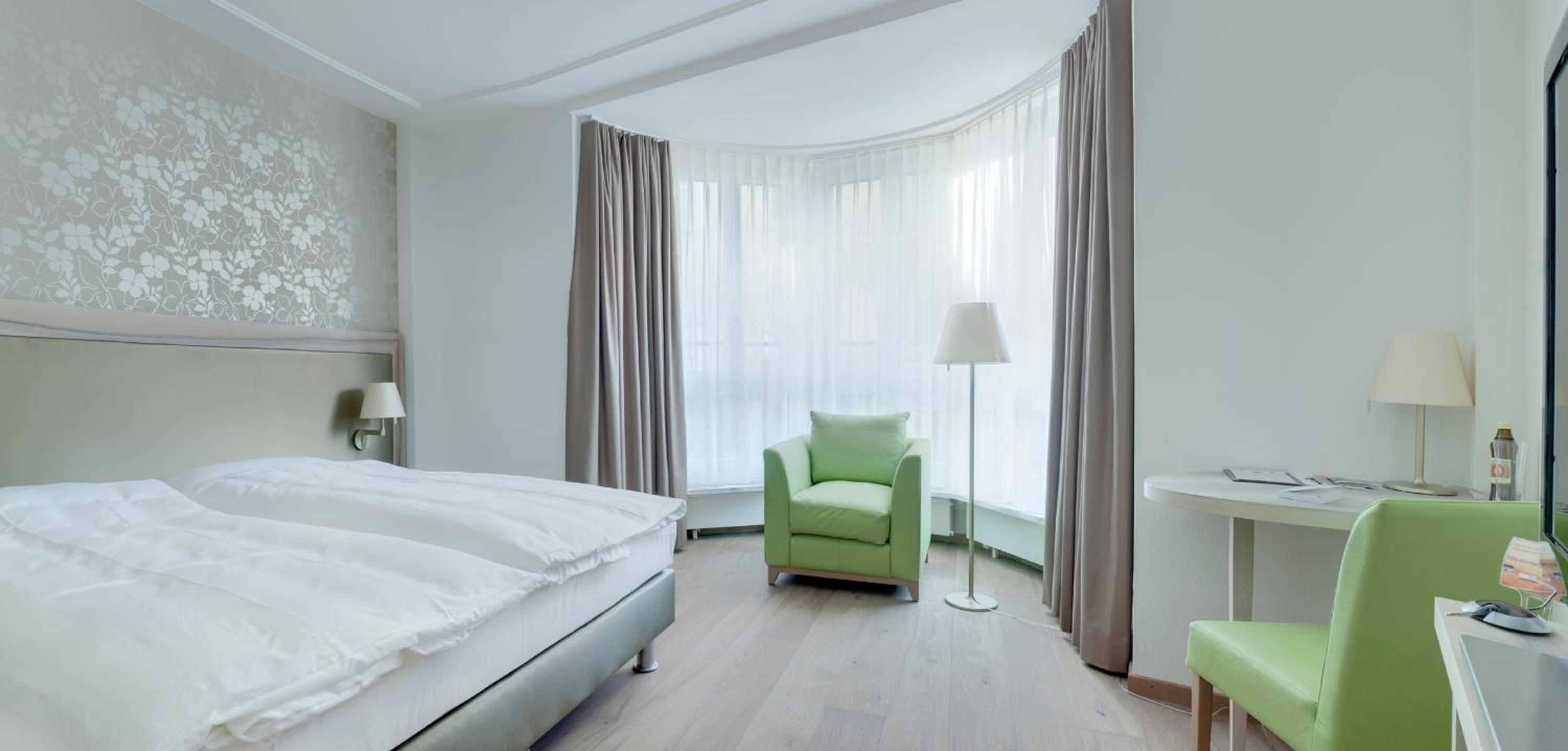 Superior King Room - Photo 8