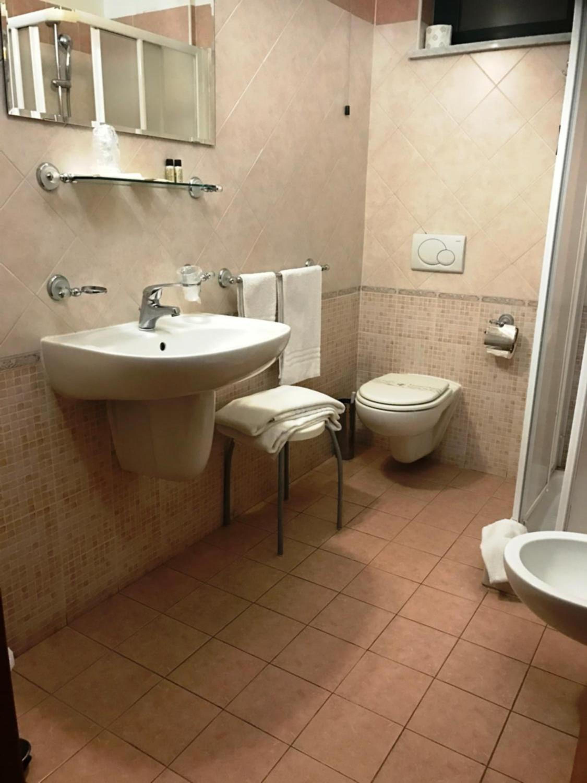 Twin Room with Private Bathroom photo 3
