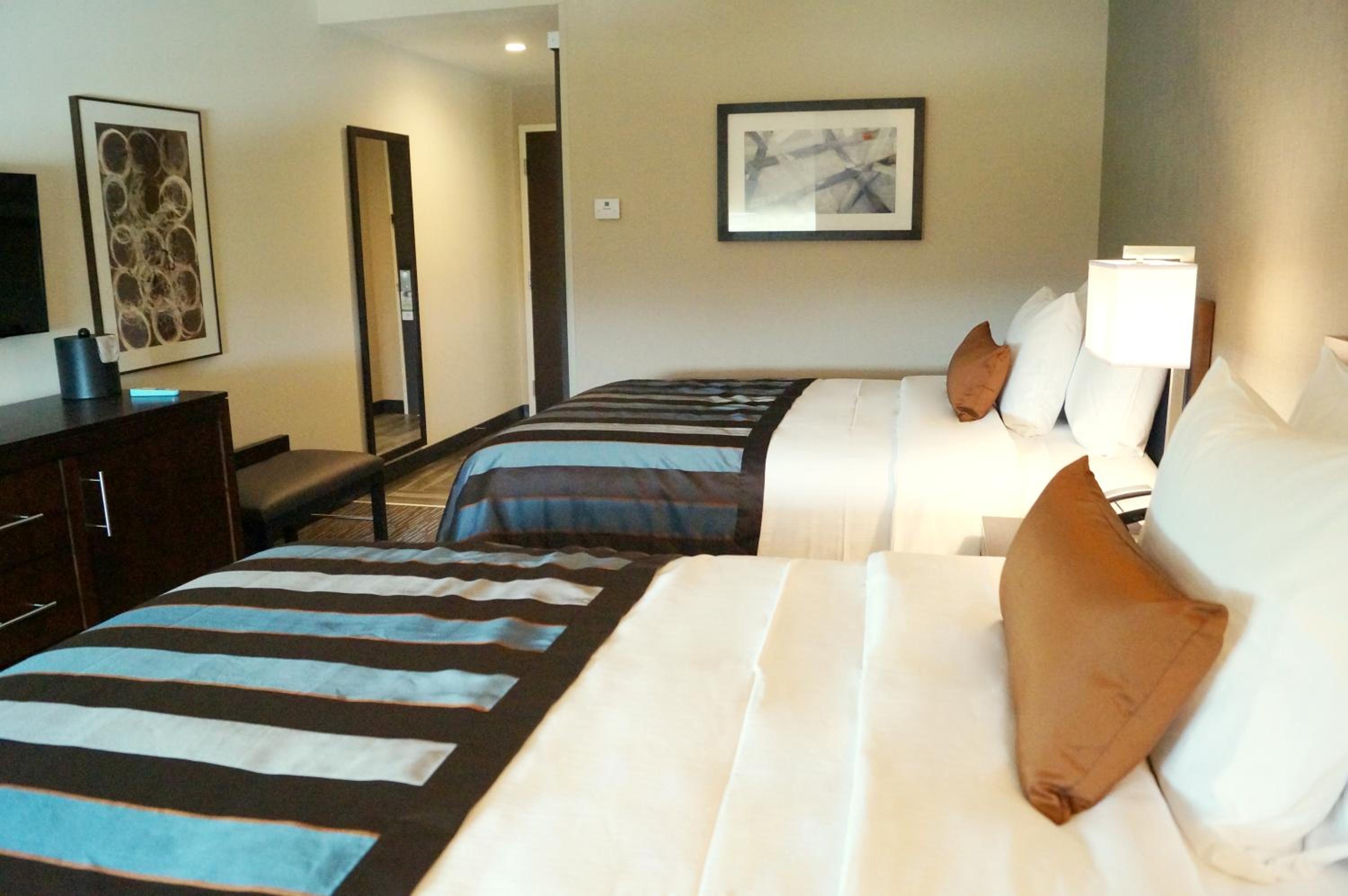 Queen Room with Two Queen Beds photo 2