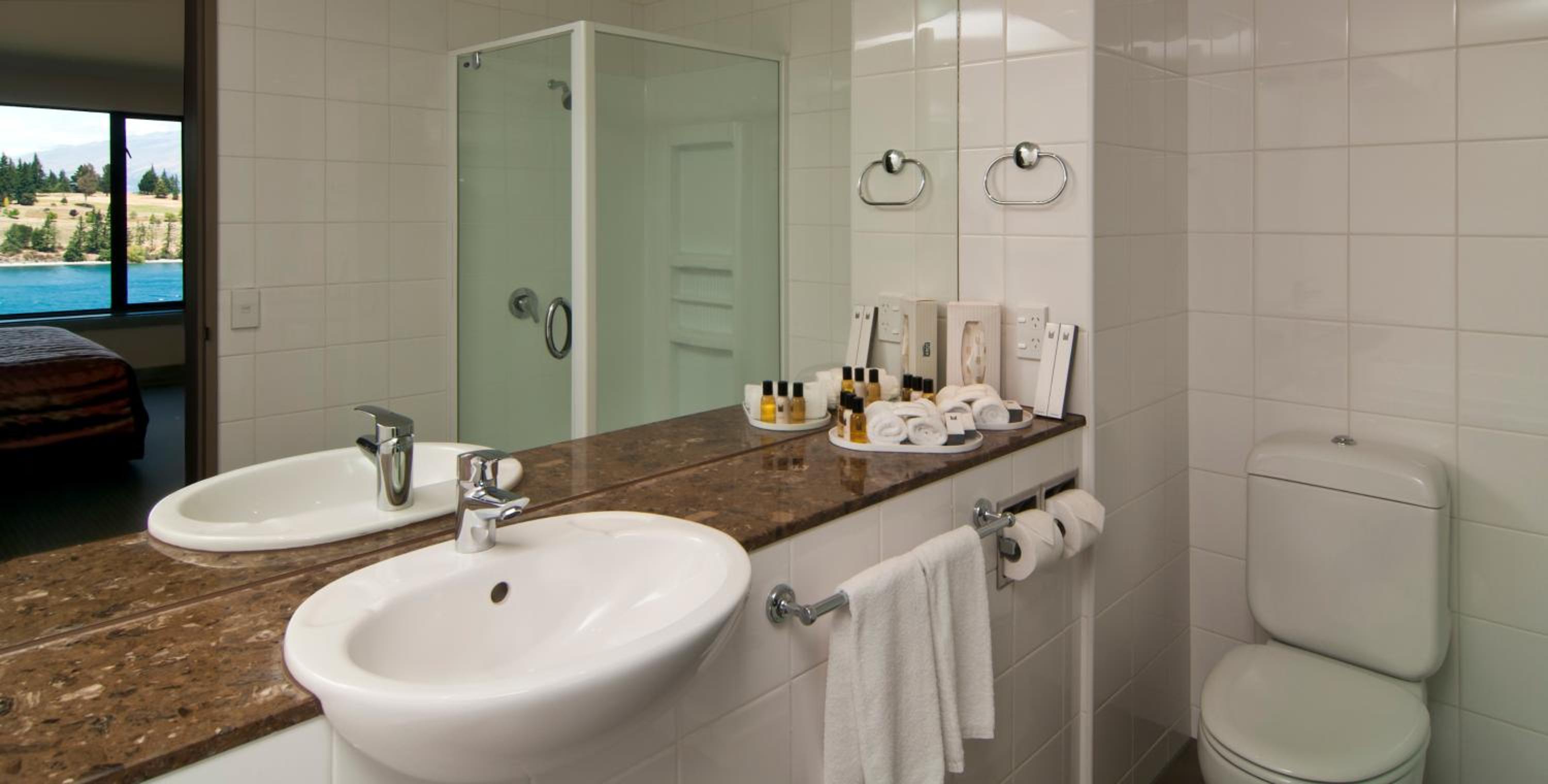 Junior Suite with Lake View and Balcony - Photo 10
