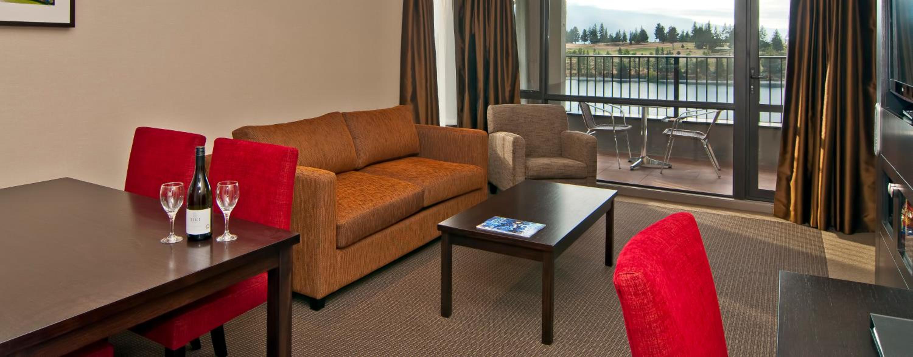 Junior Suite with Lake View and Balcony - Photo 7