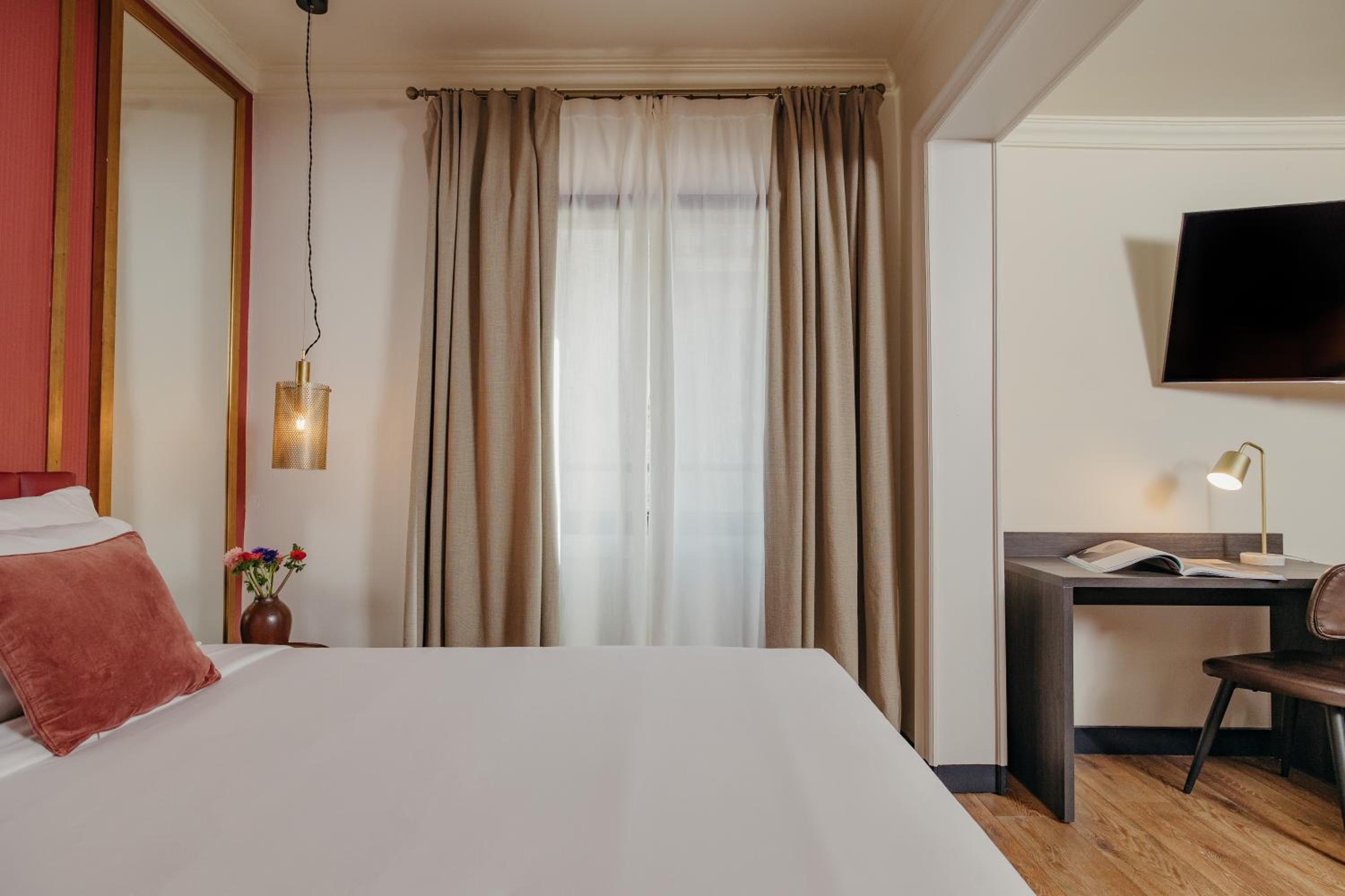 Deluxe Double Room with Spa Bath thumbnail 5