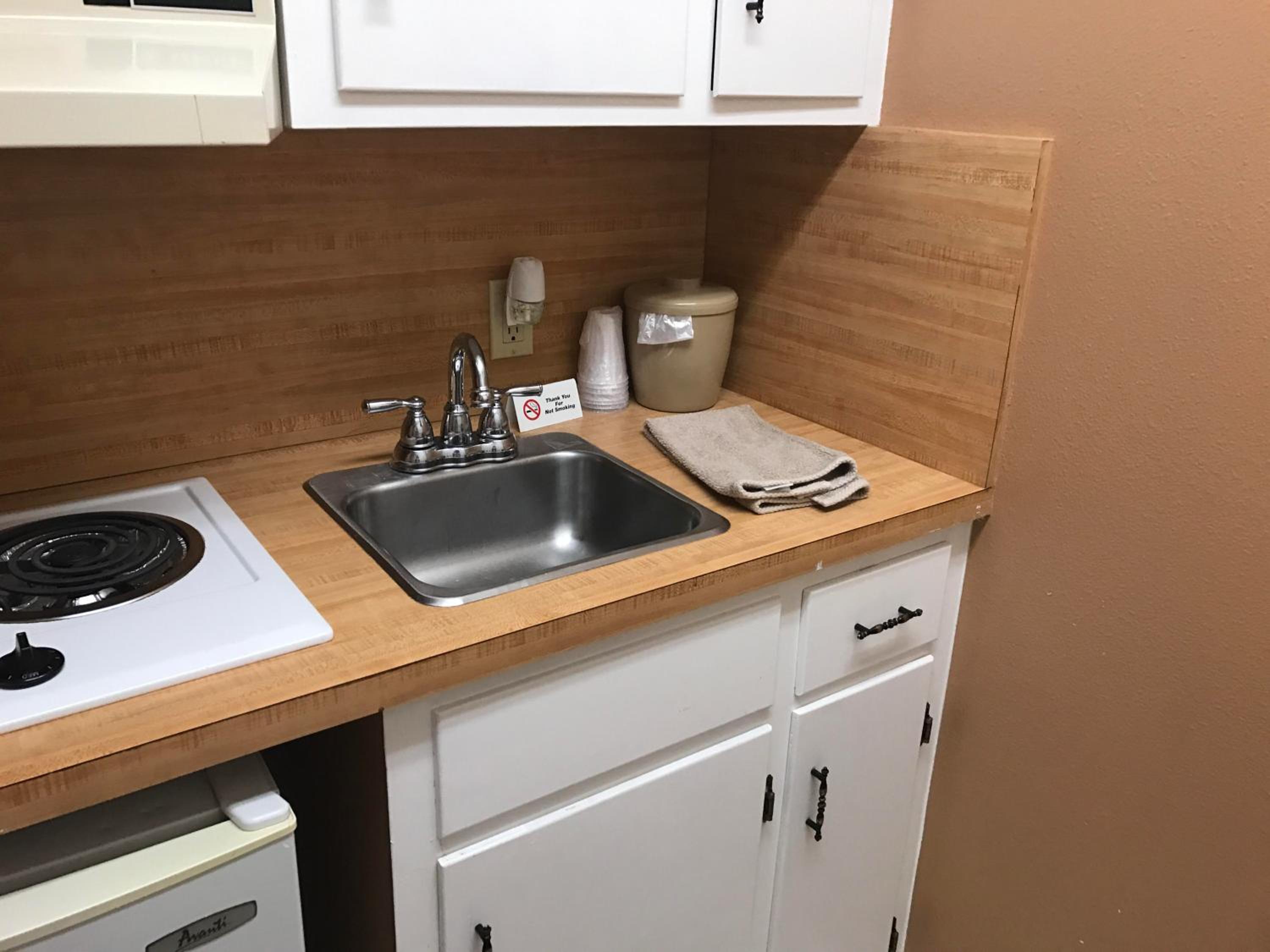 Queen Room with Kitchenette - Photo 10