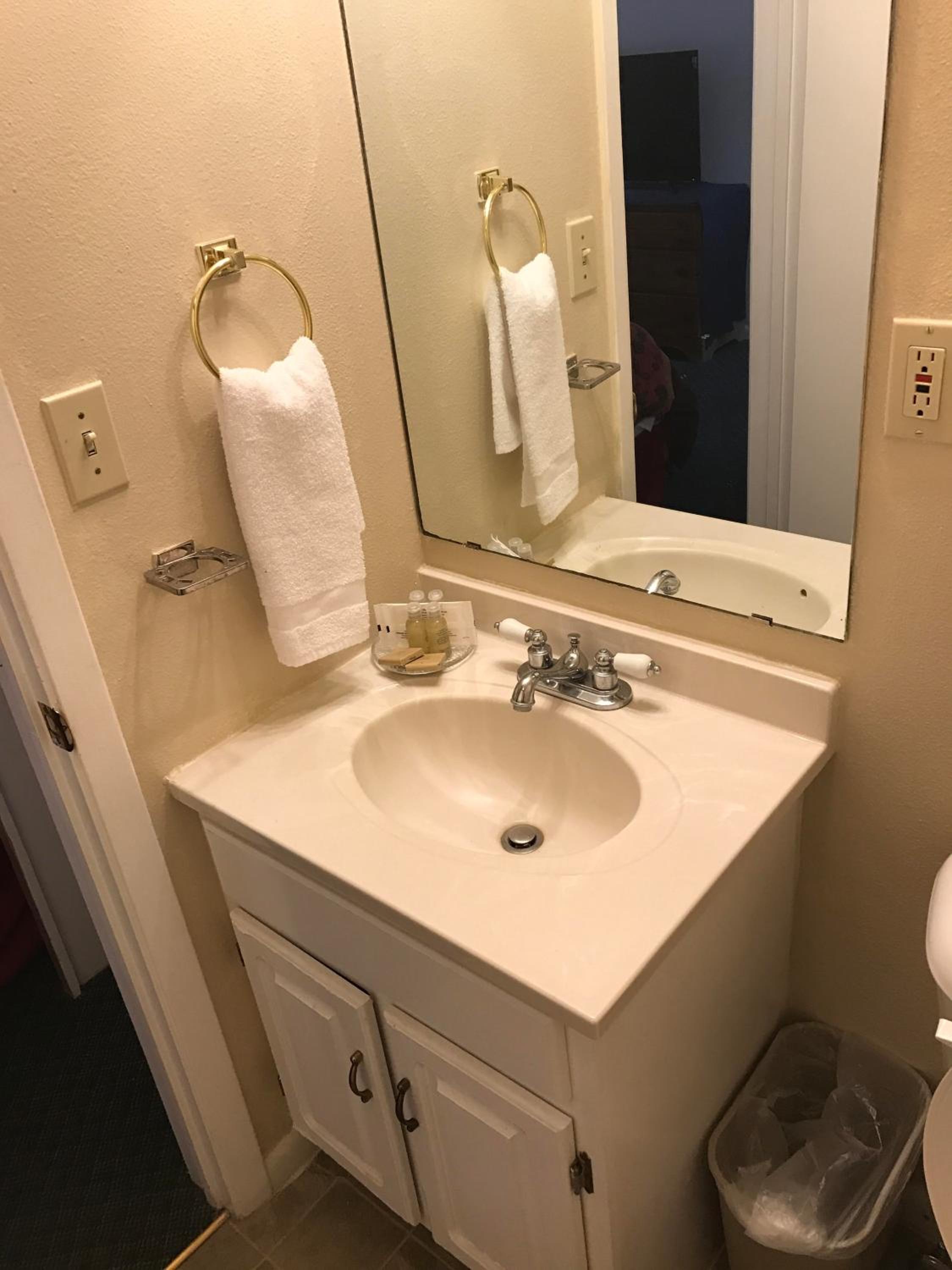 Queen Room with Kitchenette - Photo 4