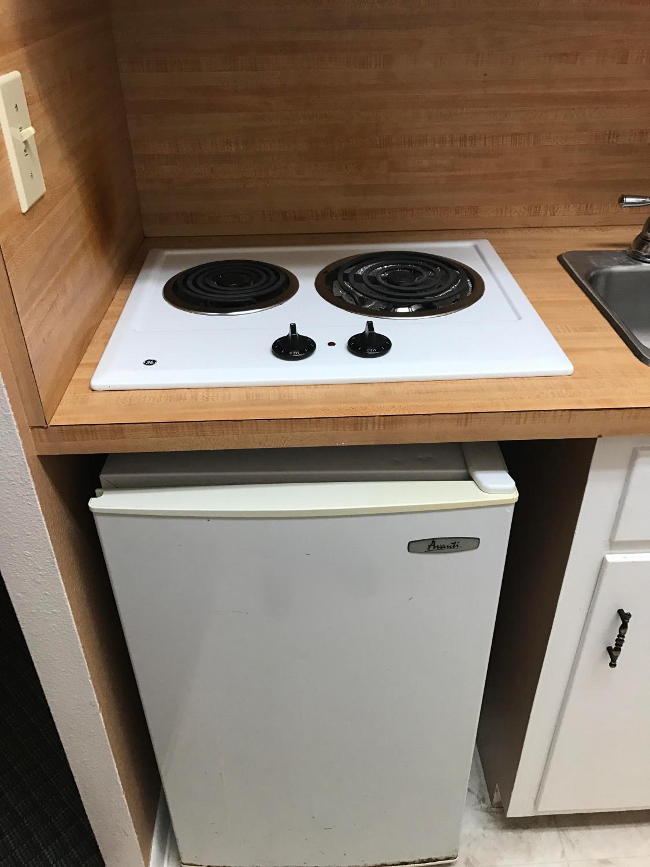 Queen Room with Kitchenette - Photo 11