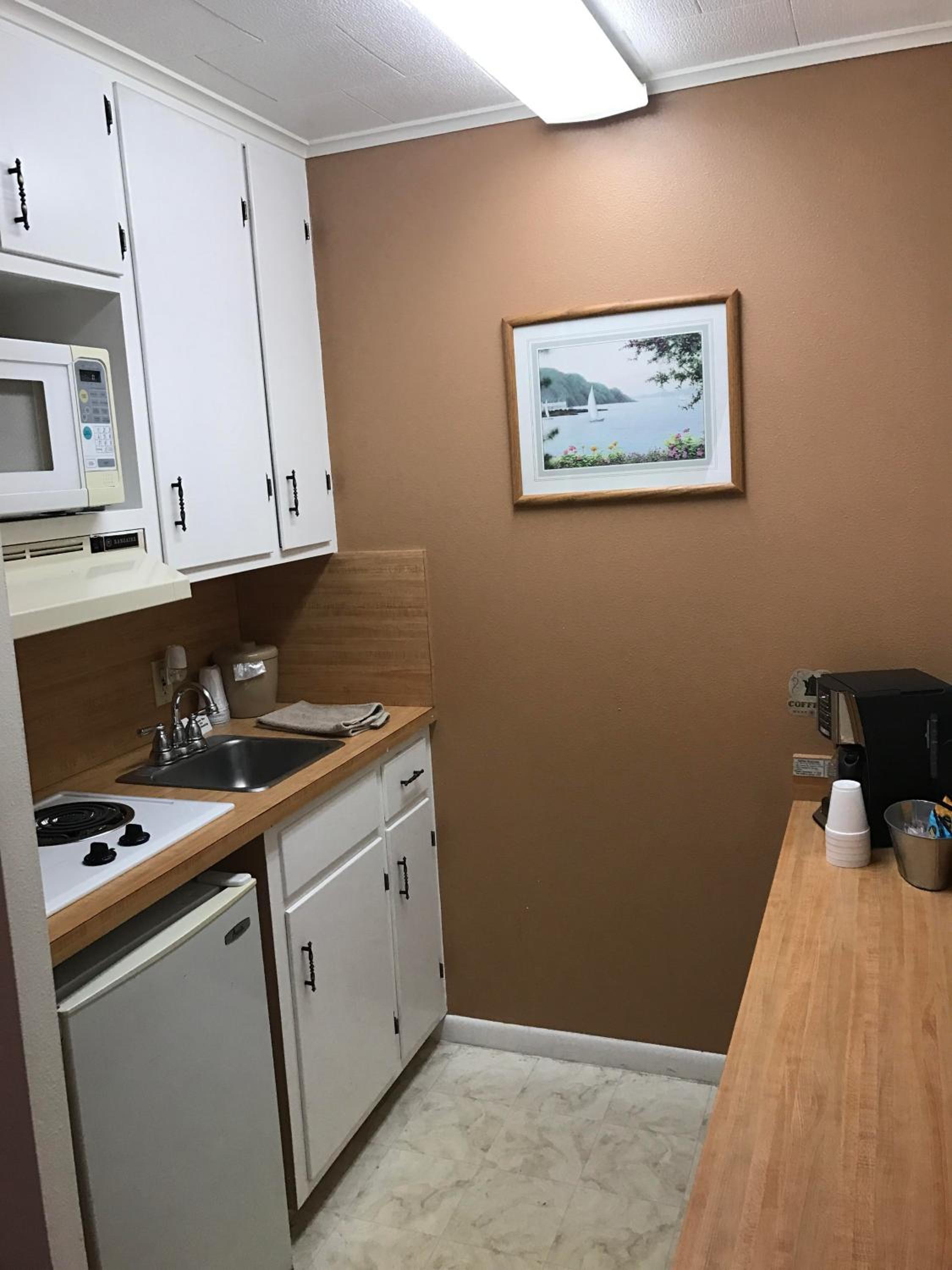 Queen Room with Kitchenette - Photo 12