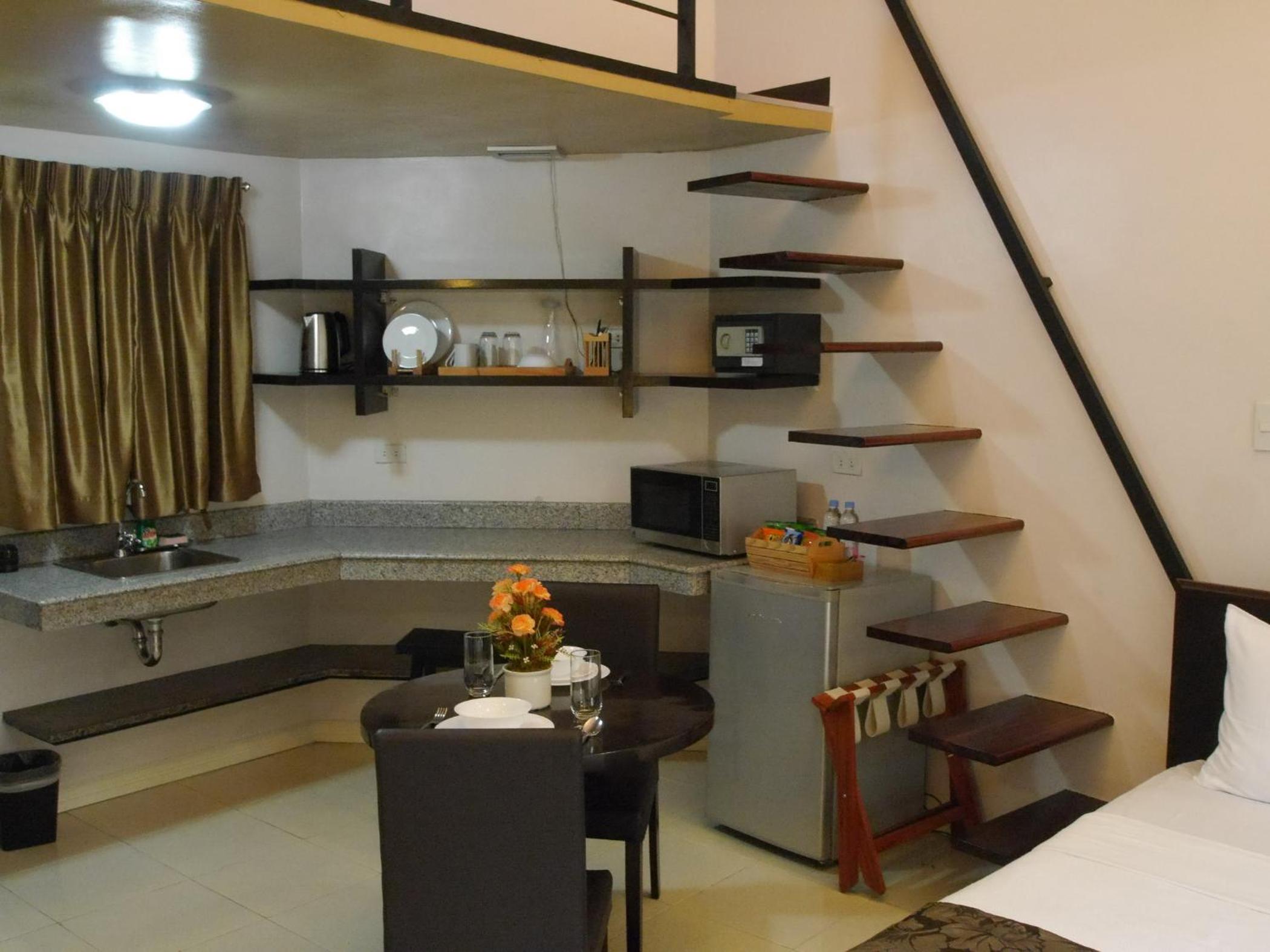 Deluxe Double Room with Balcony - Photo 7