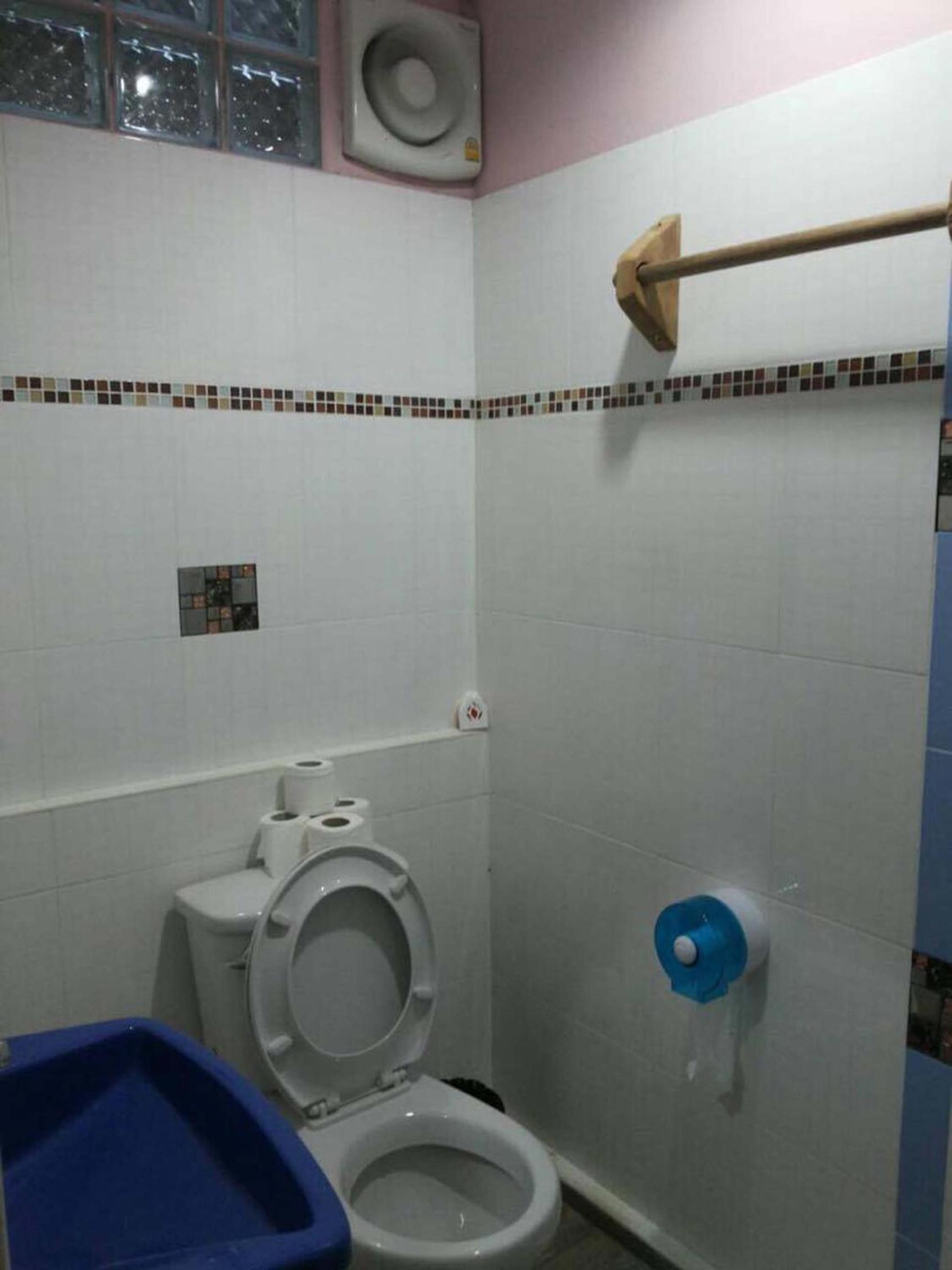Room (6 Adults) with Private Bathroom photo 3