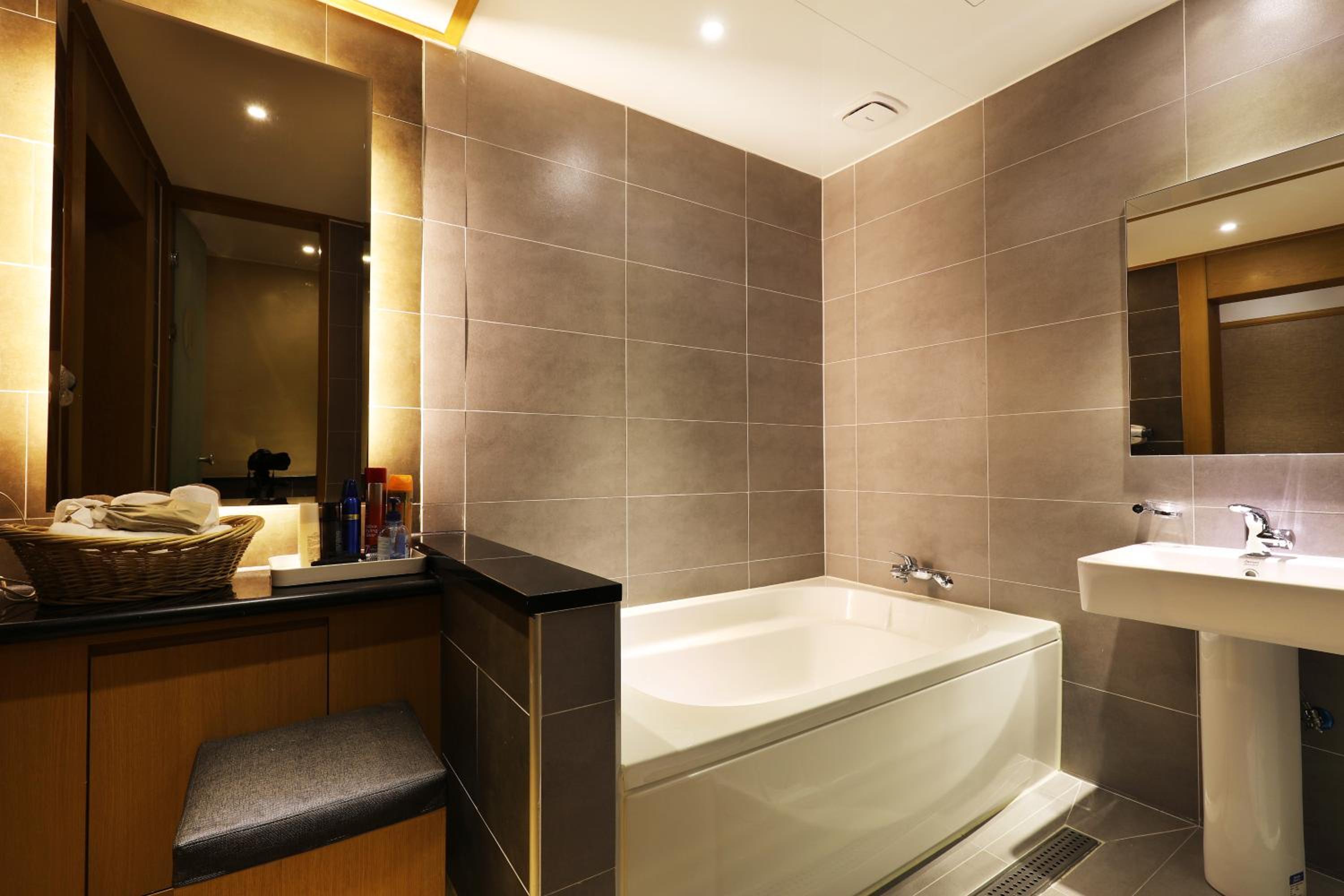 Standard Double Room - Photo 9