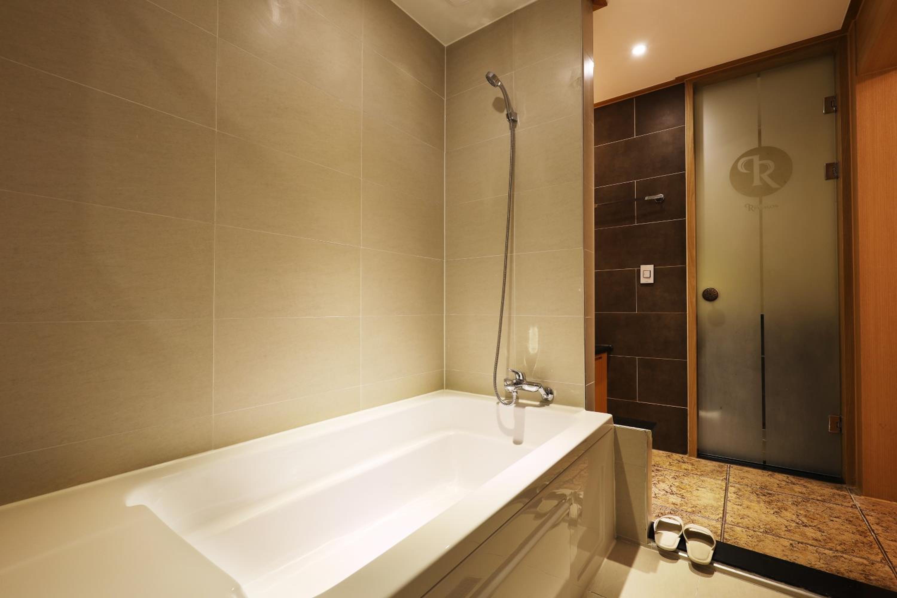 Standard Double Room - Photo 11