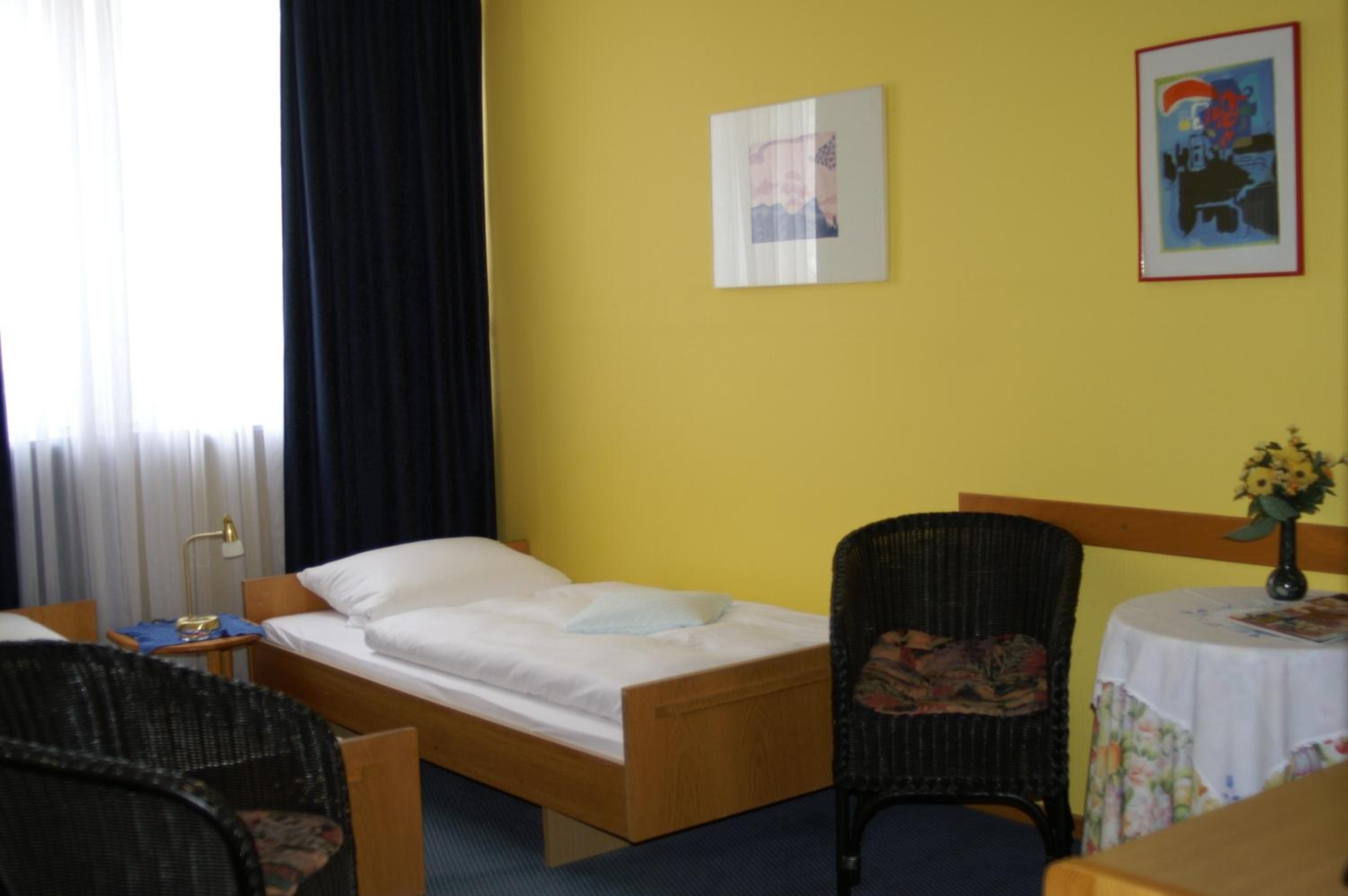 Twin Room - Photo 5