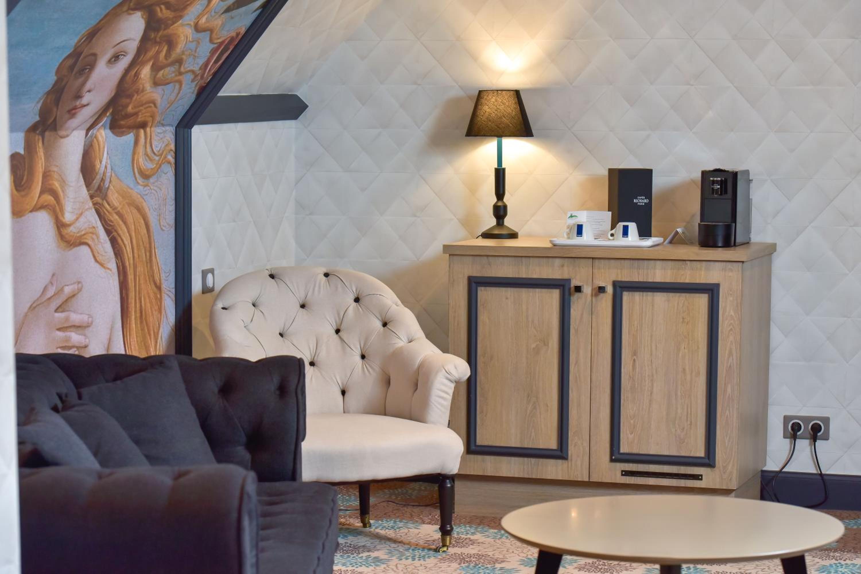 Deluxe Suite - Photo 6