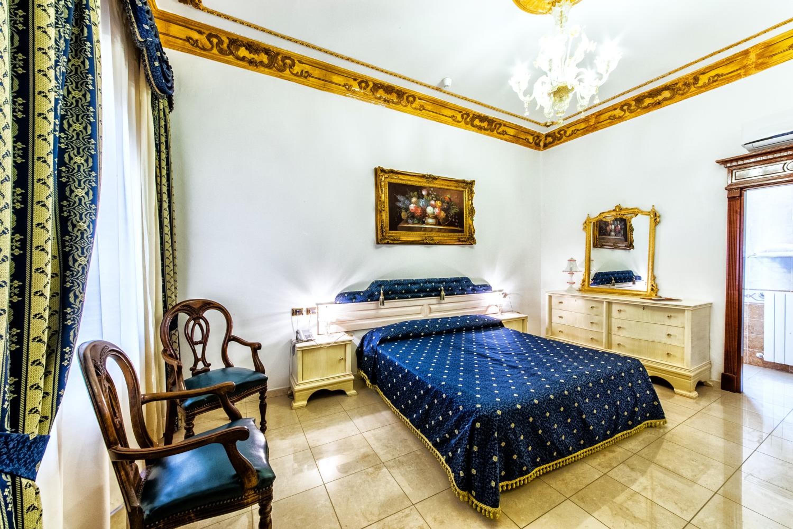 Deluxe Double Room with Balcony photo 3