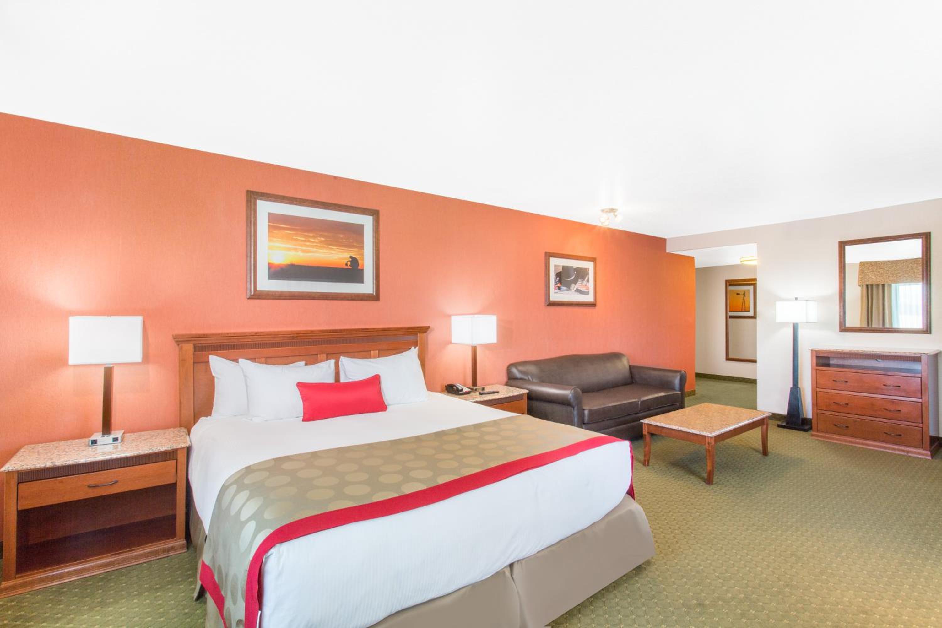 Executive Corner Suite with Jetted Tub and Interior Atrium - Non-Smoking