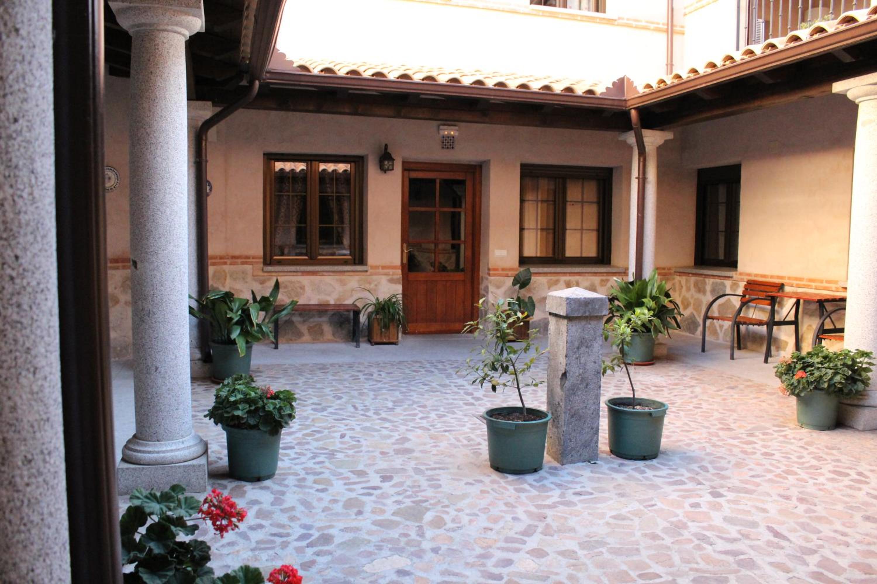 Eight-Bedroom House - Photo 30