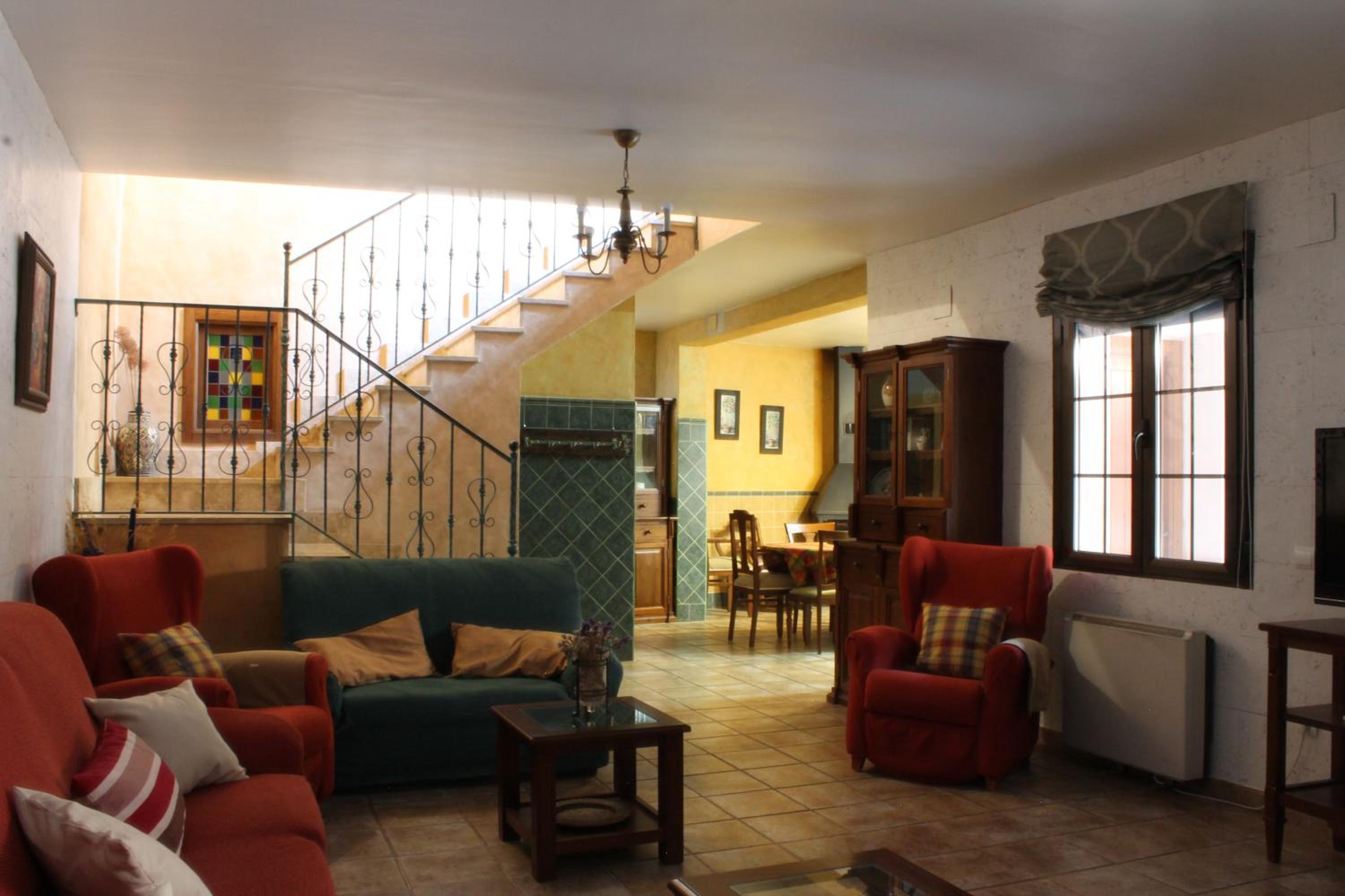 Eight-Bedroom House - Photo 31