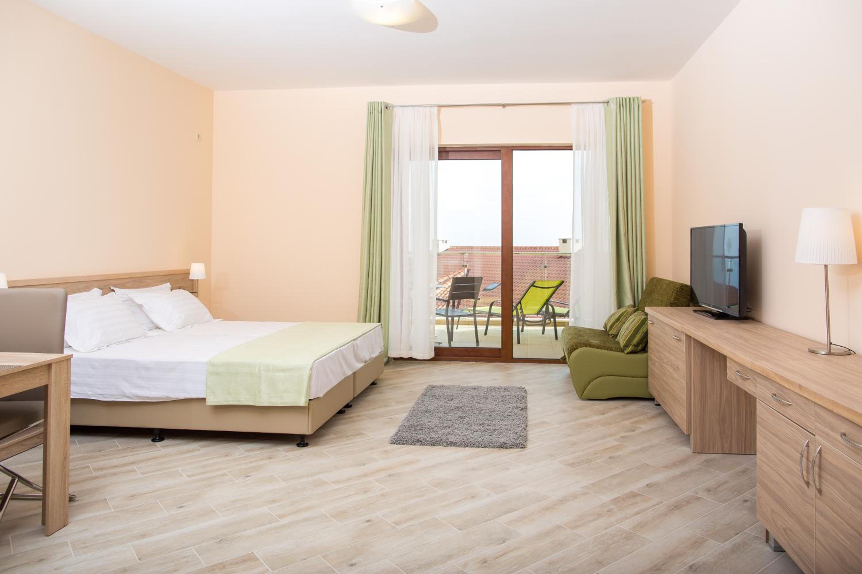 Comfort Studio Apartment with Terrace and Sea View