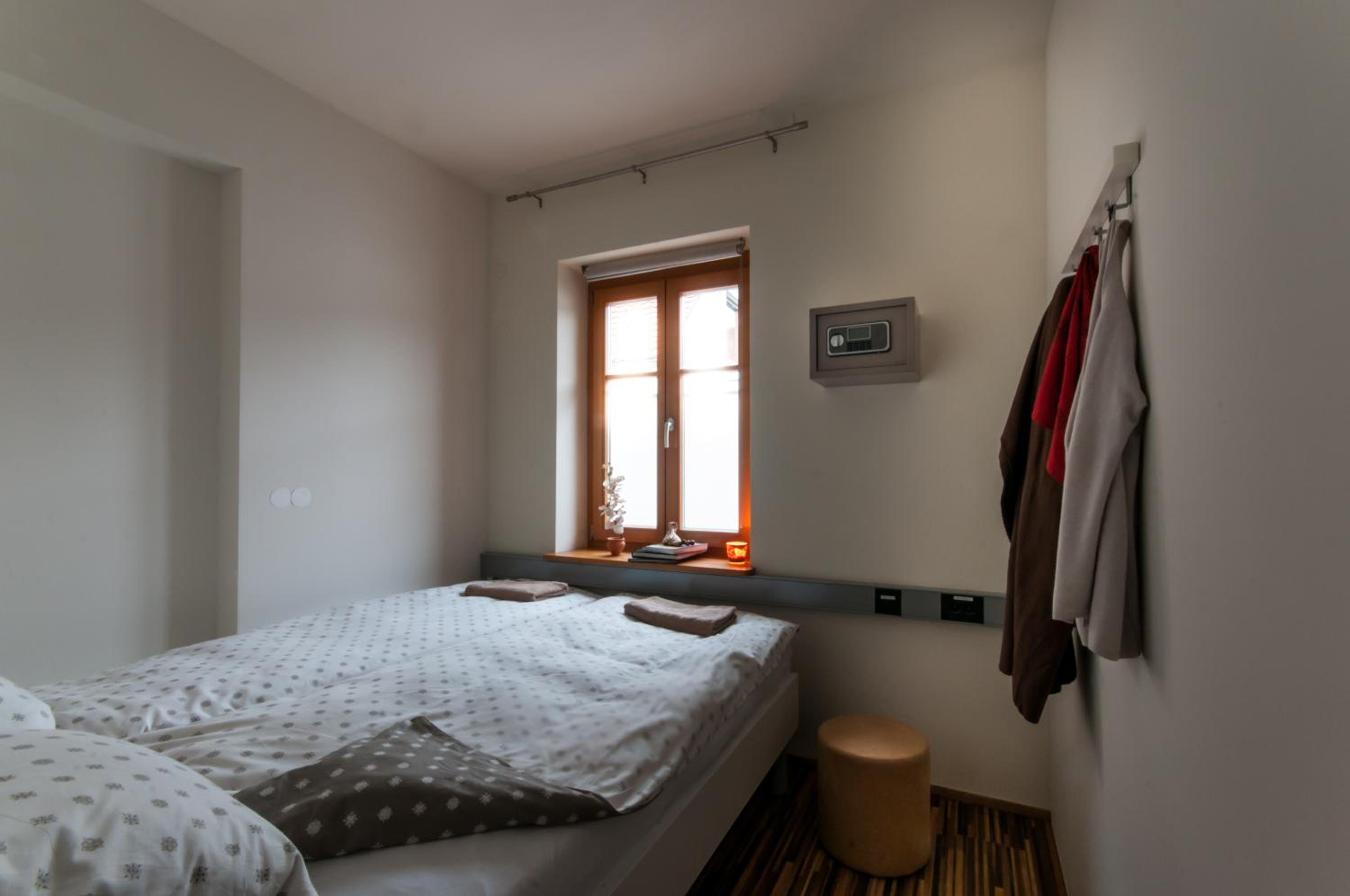 Small Double Room with Shared Bathroom photo 3