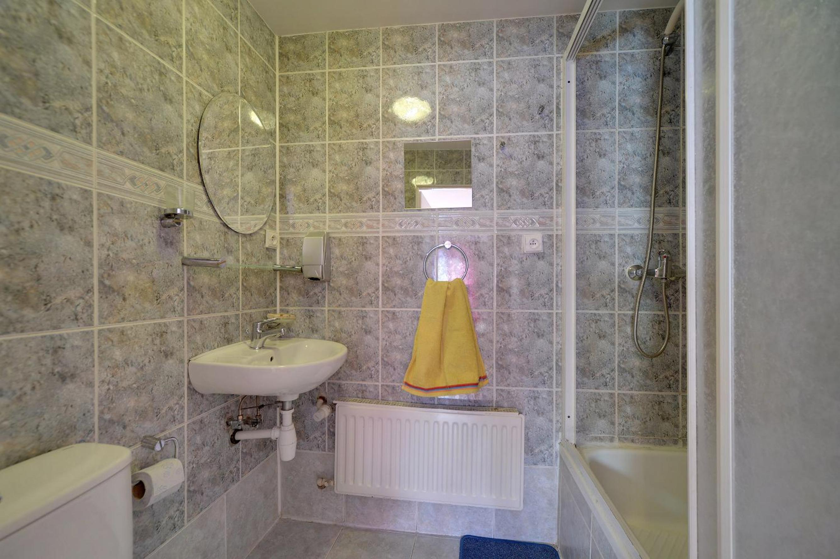 Family Room with Private Bathroom - Photo 2