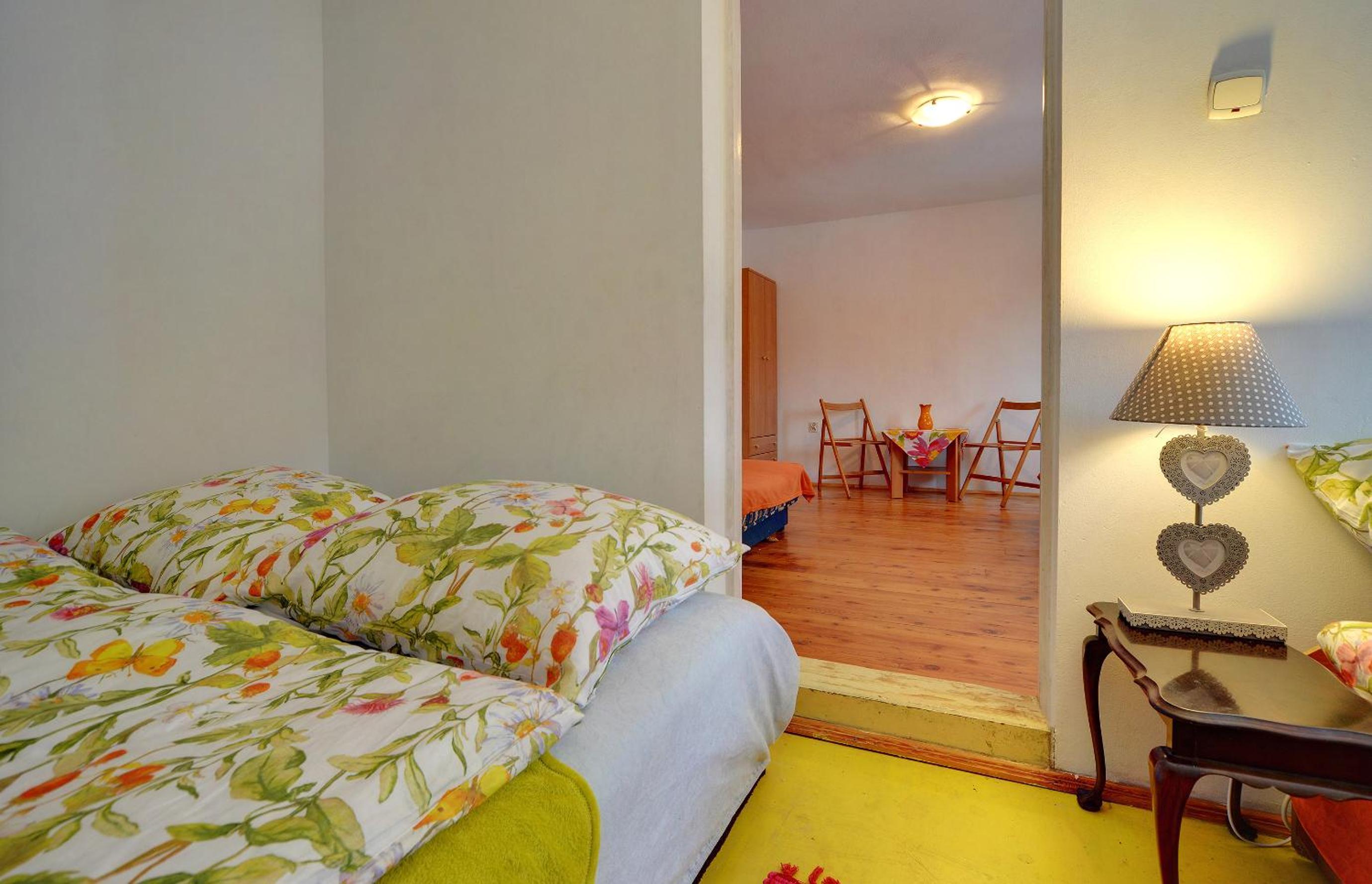 Family Room with Shared Bathroom photo 2