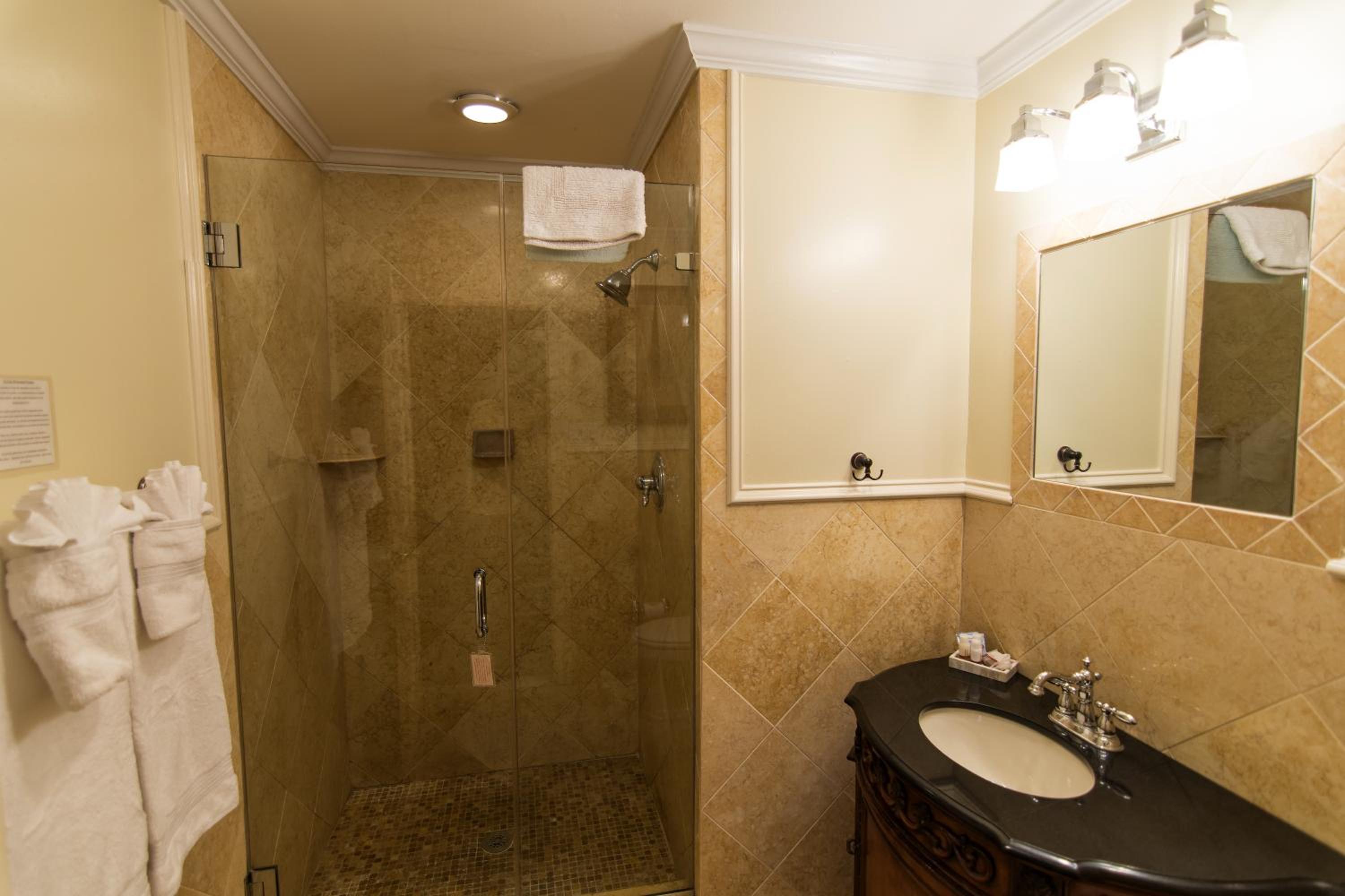 One-Bedroom Suite #2 thumbnail 5
