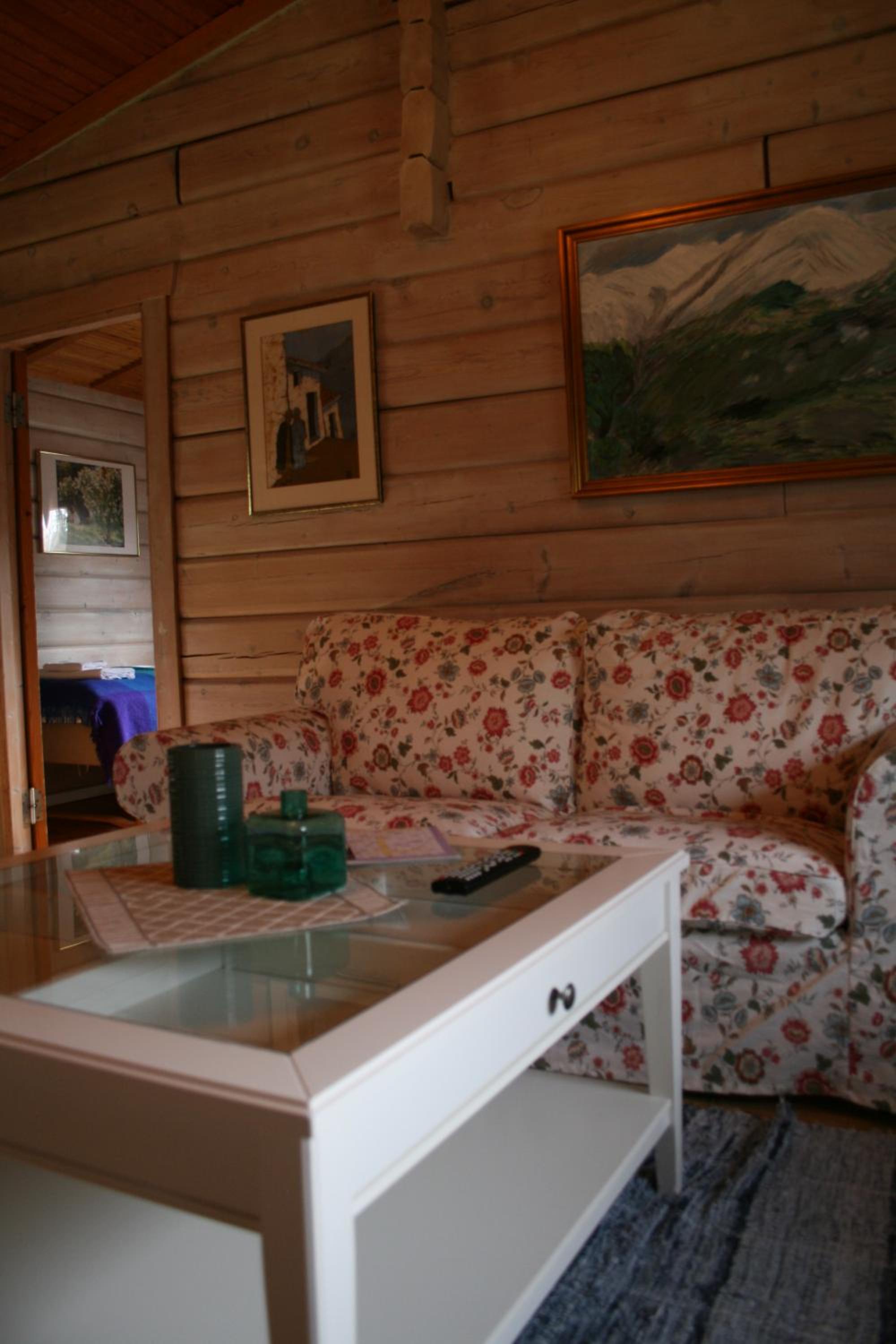 Two-Bedroom Cottage - Pet Friendly - Photo 3