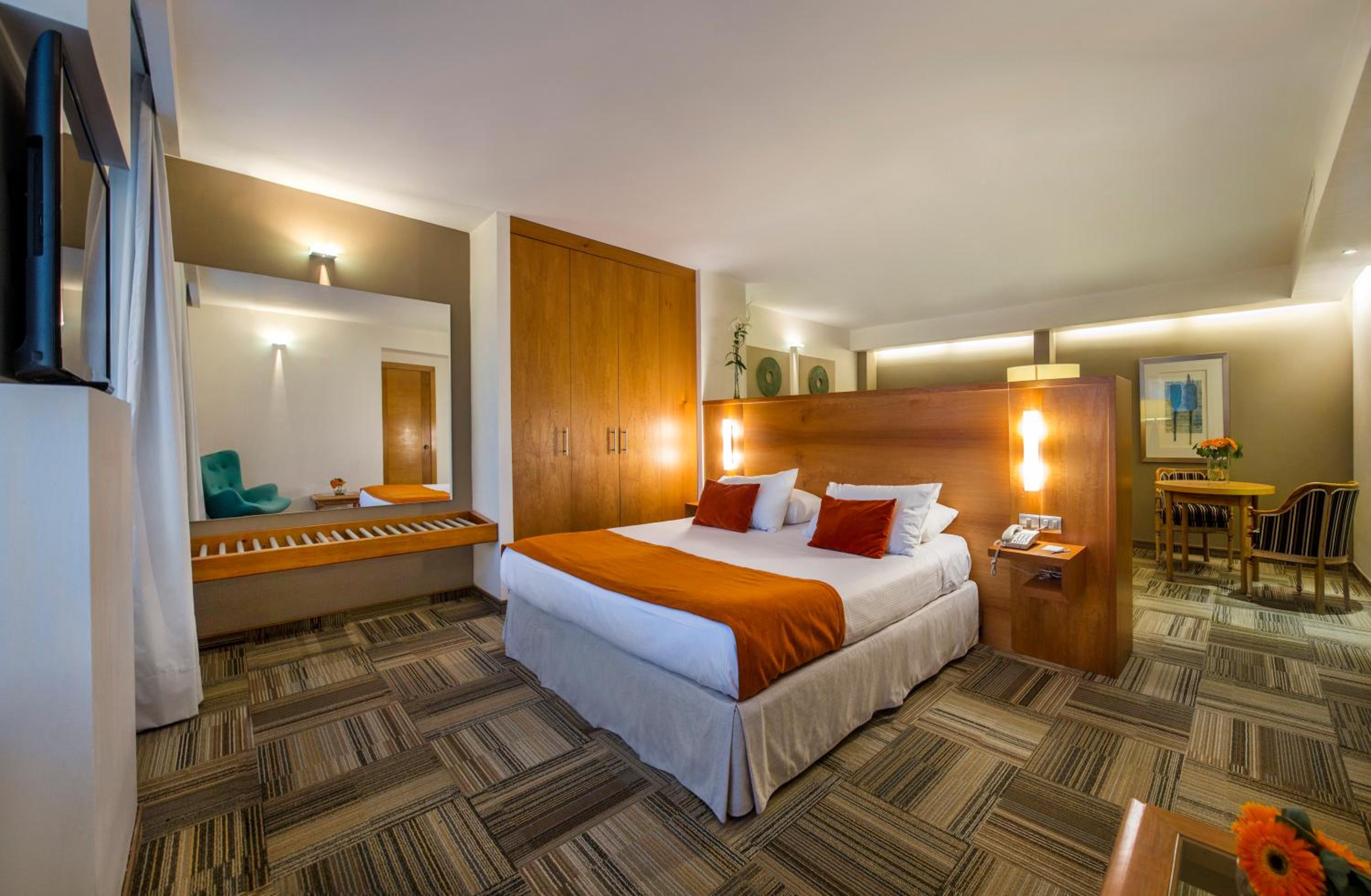 One-Bedroom Junior King Suite - Photo 1