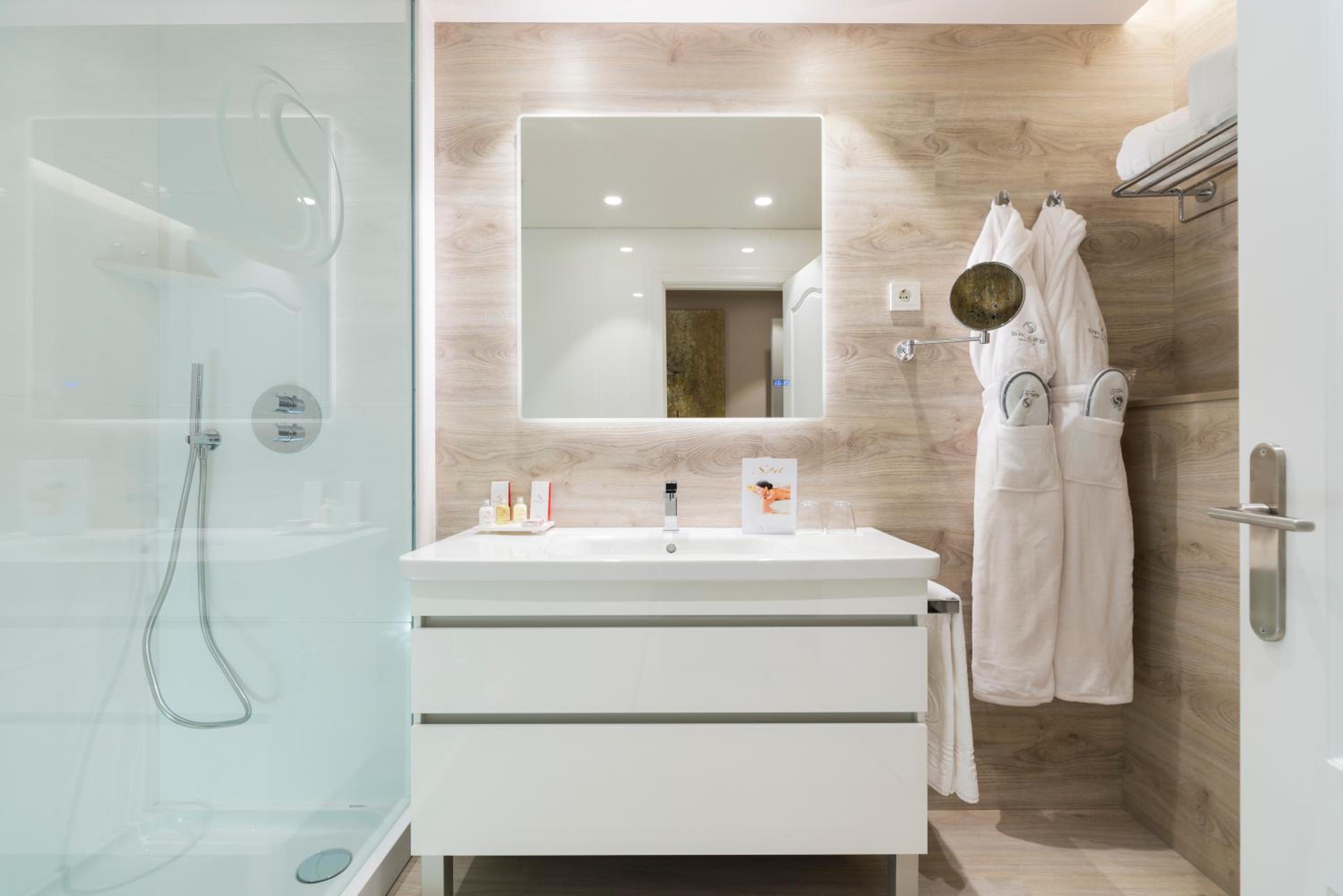 Deluxe Double Room with Spa Access photo 3