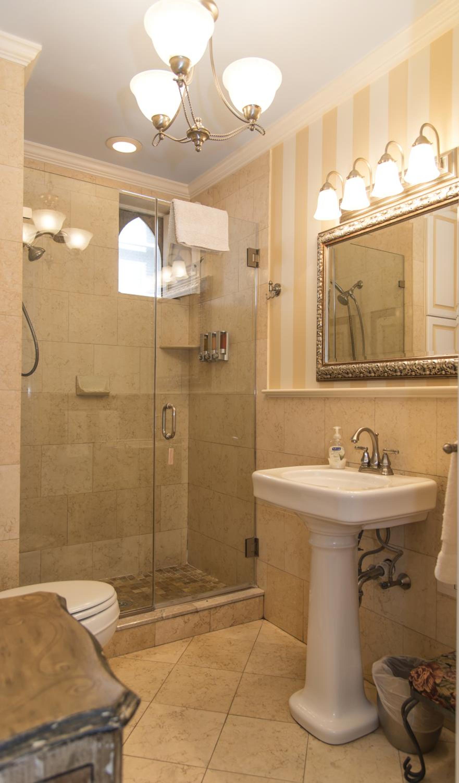 Queen Room with Shared Bathroom #2 thumbnail 5