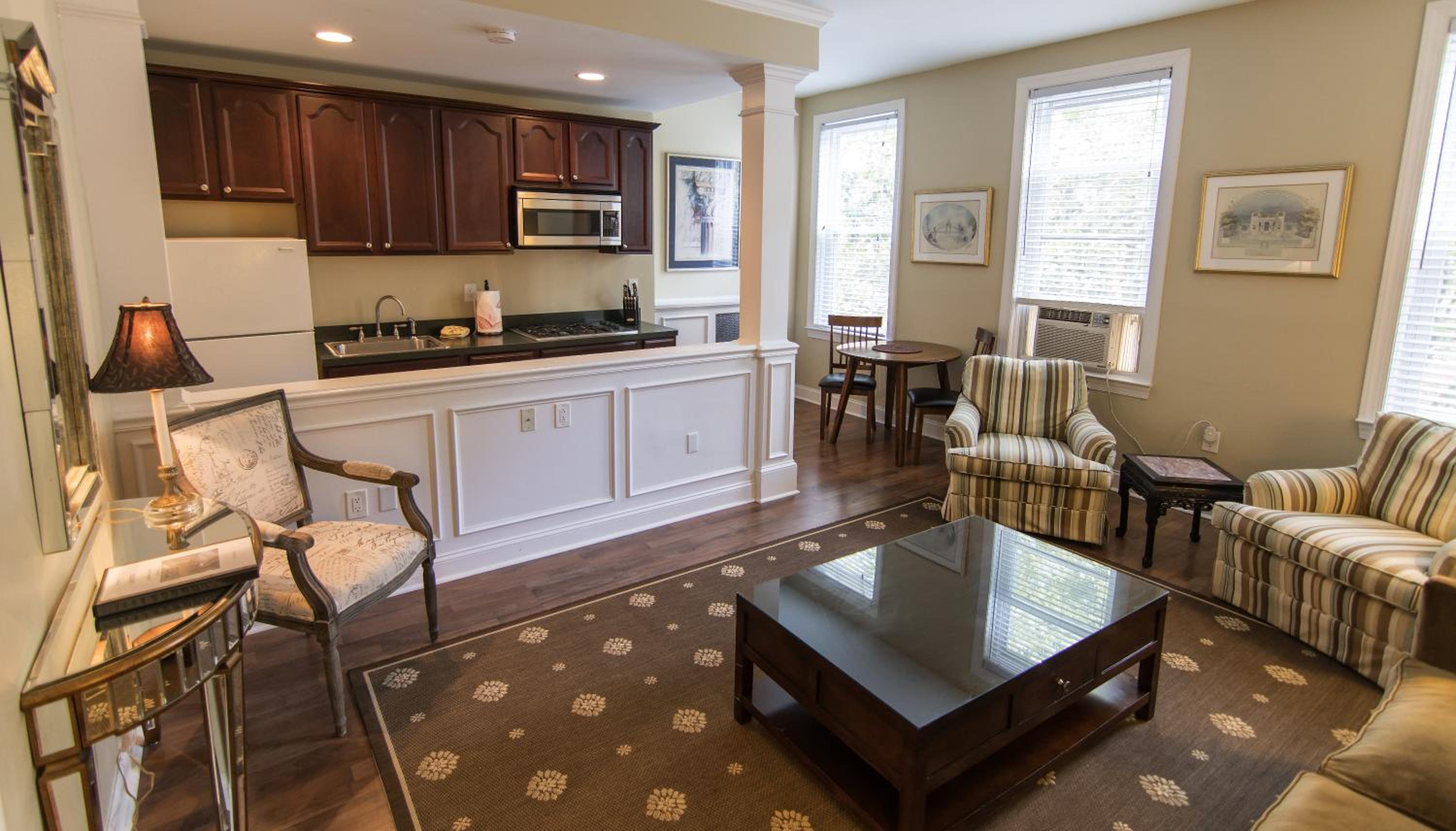 One-Bedroom Suite #4 thumbnail 5