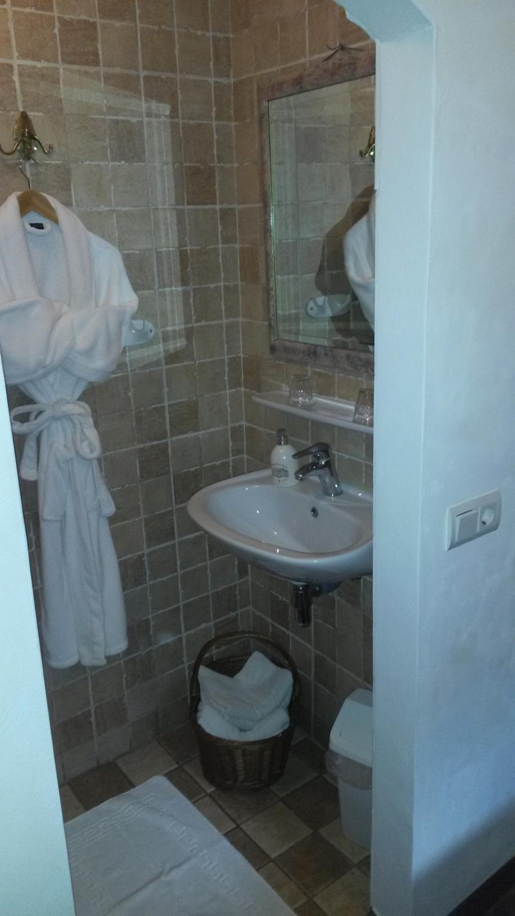 Twin Room with Shower - Photo 3