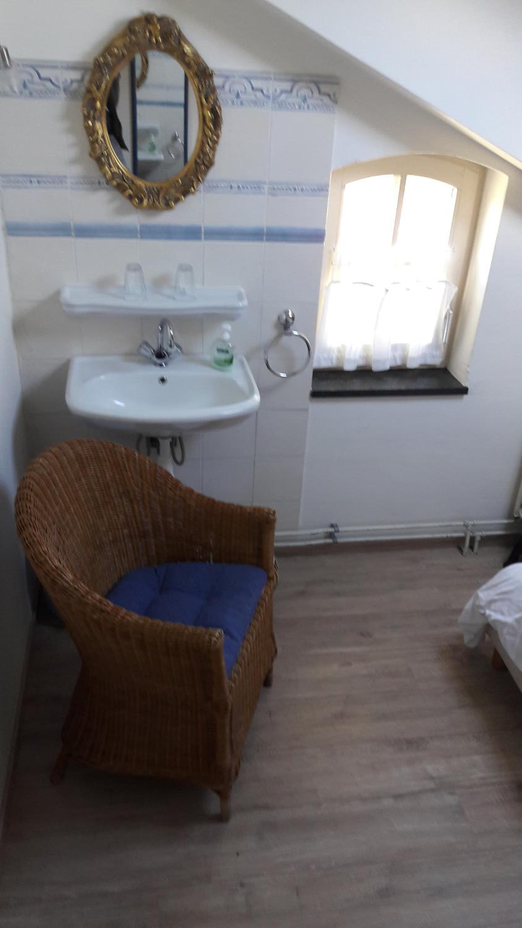 Standard Twin Room with Shared Bathroom photo 3