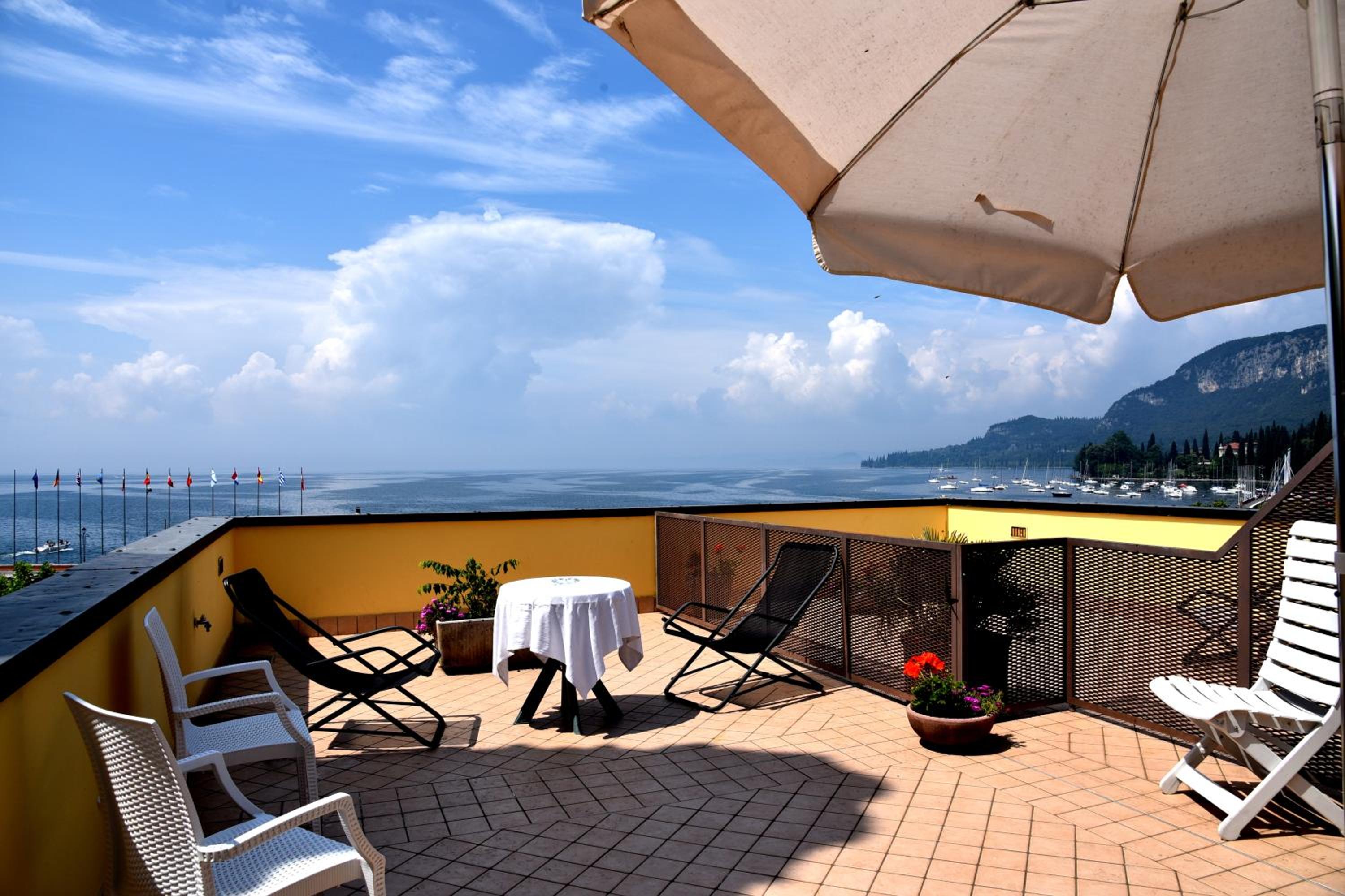 Double Room with Lake View - Photo 5