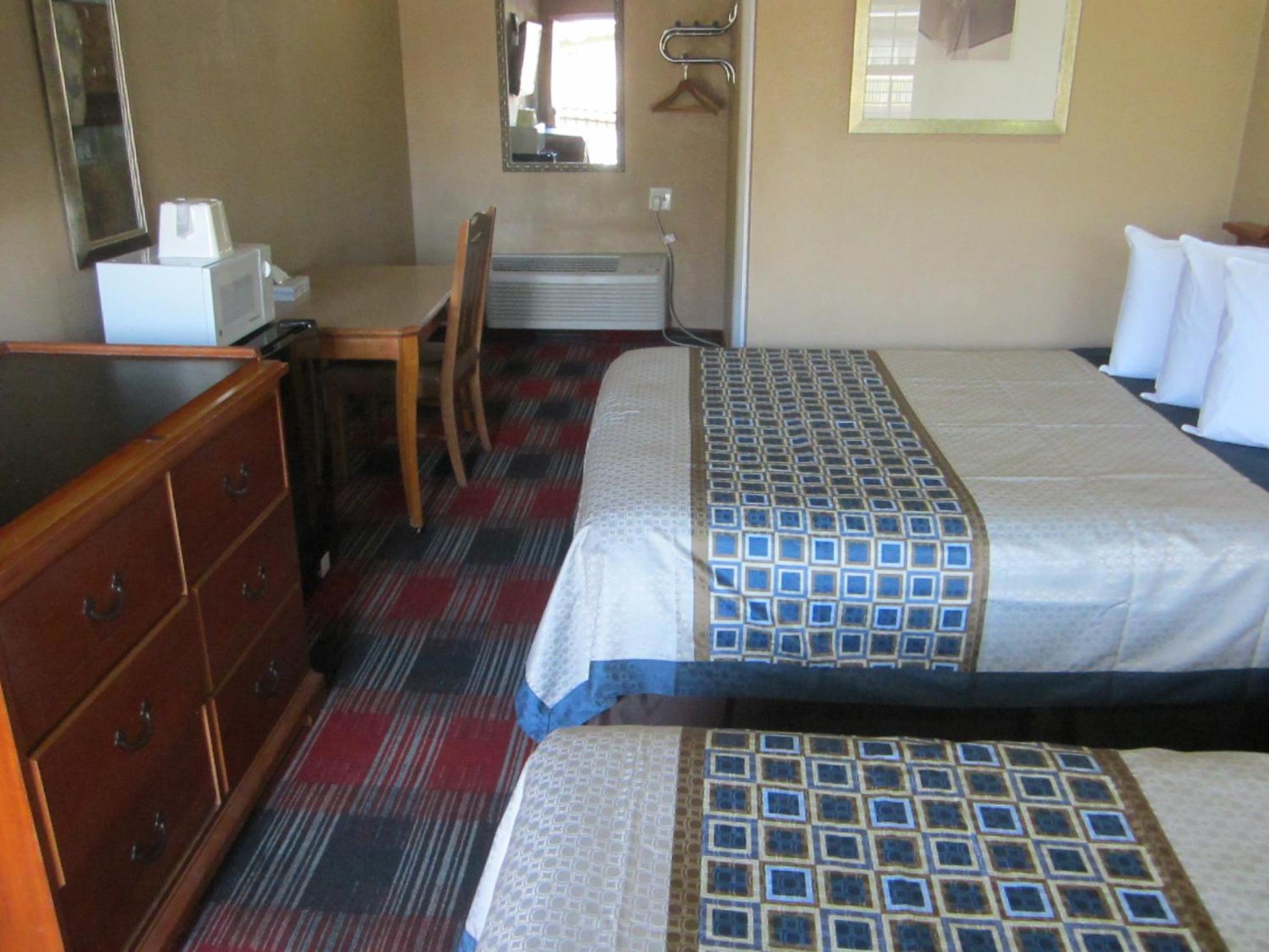 Deluxe Queen Room with Two Queen Beds - Photo 3