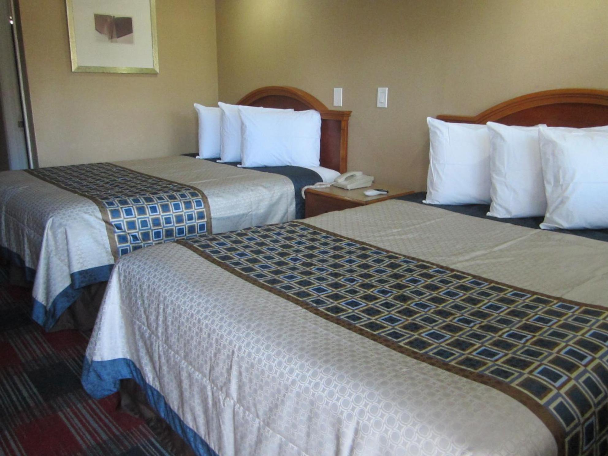 Deluxe Queen Room with Two Queen Beds - Photo 5