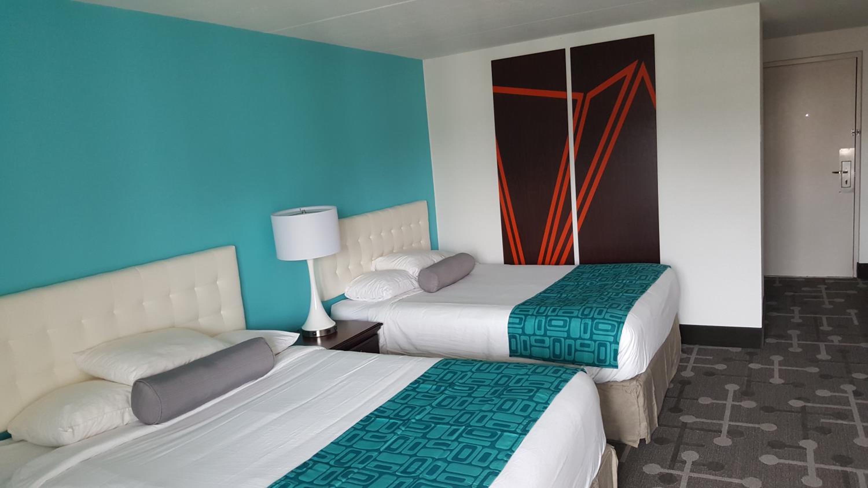 Deluxe Queen Room with Two Queen Beds - Non-Smoking - Photo 5