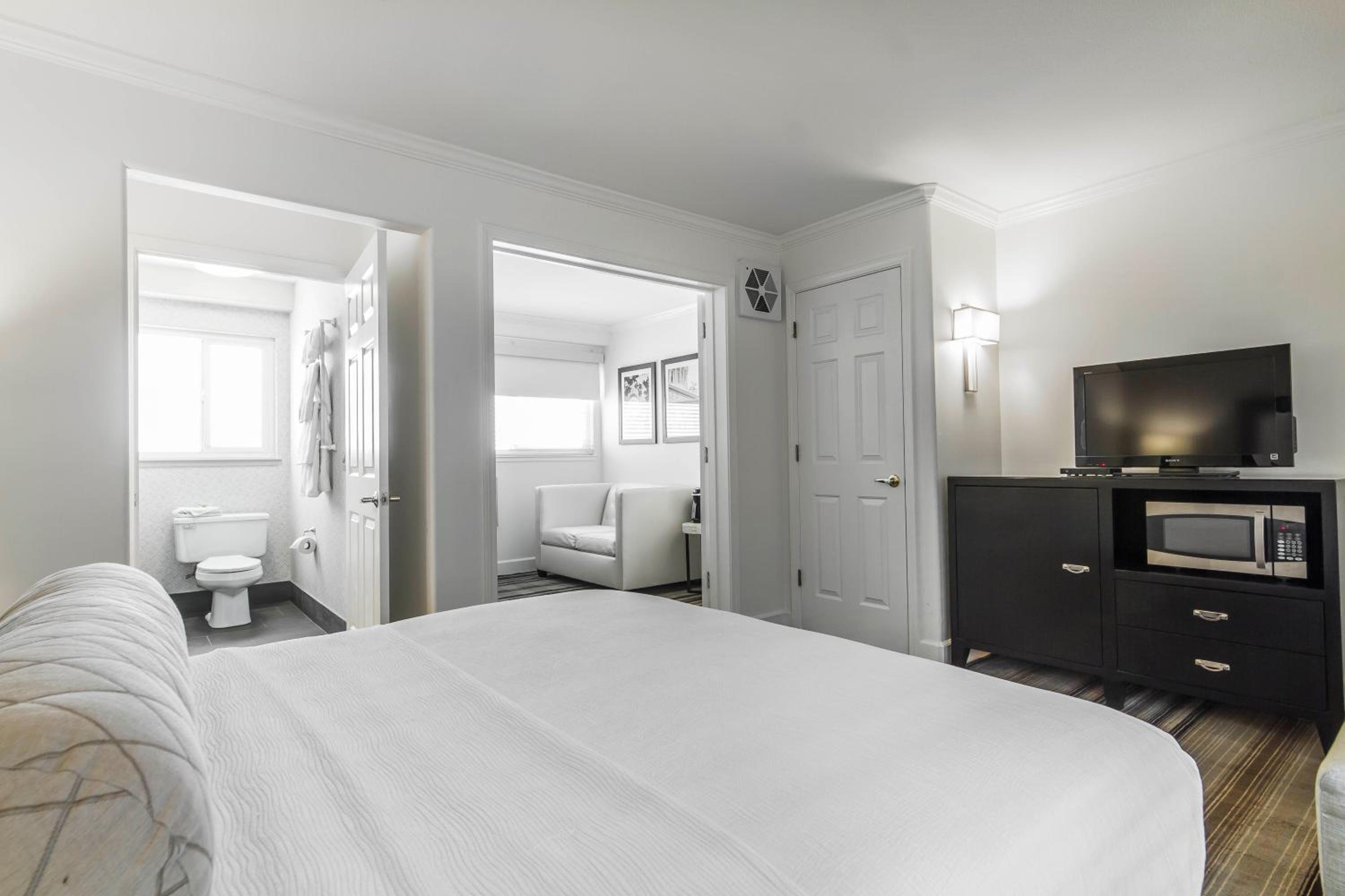 Queen Suite - Photo 1