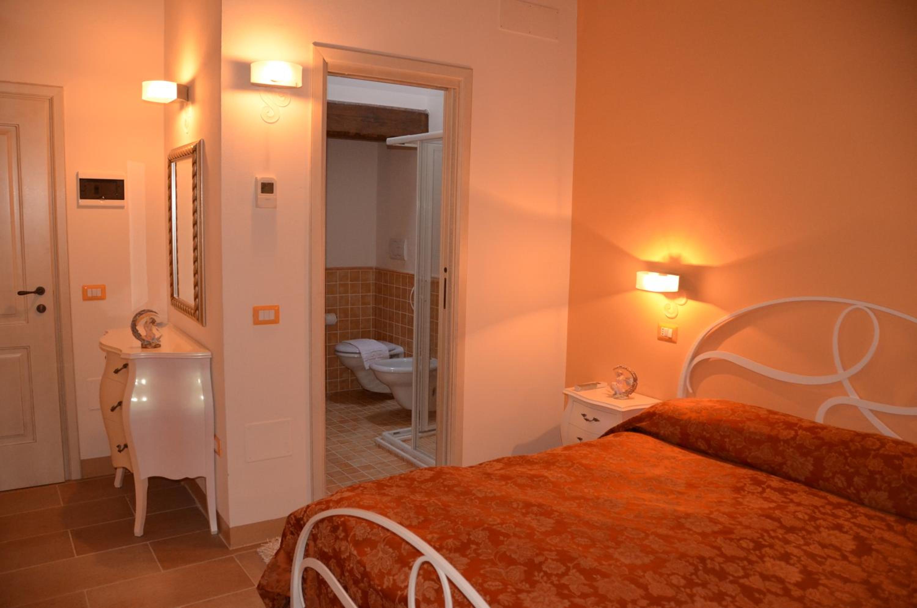 Double Room - Photo 4