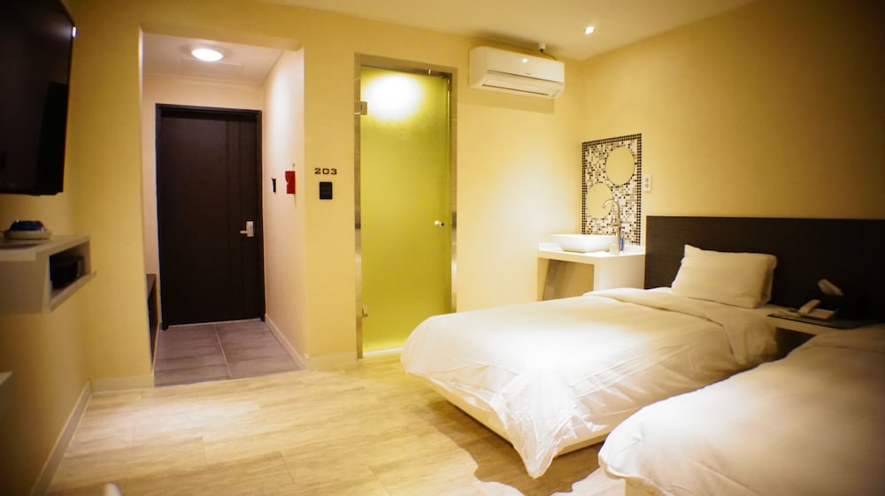 Business Twin Room, Non Smoking - Photo 1