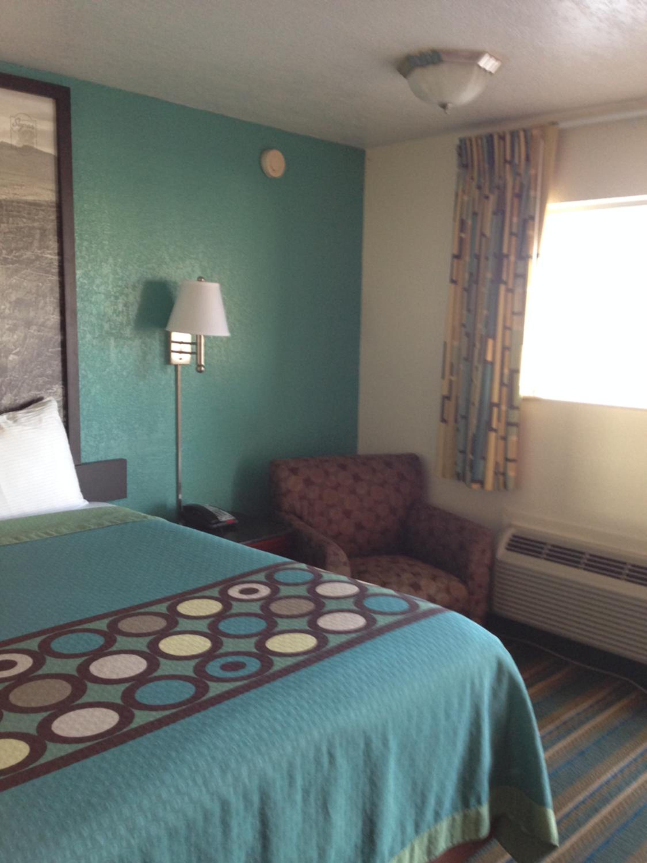 King Room - Non-Smoking - Photo 5
