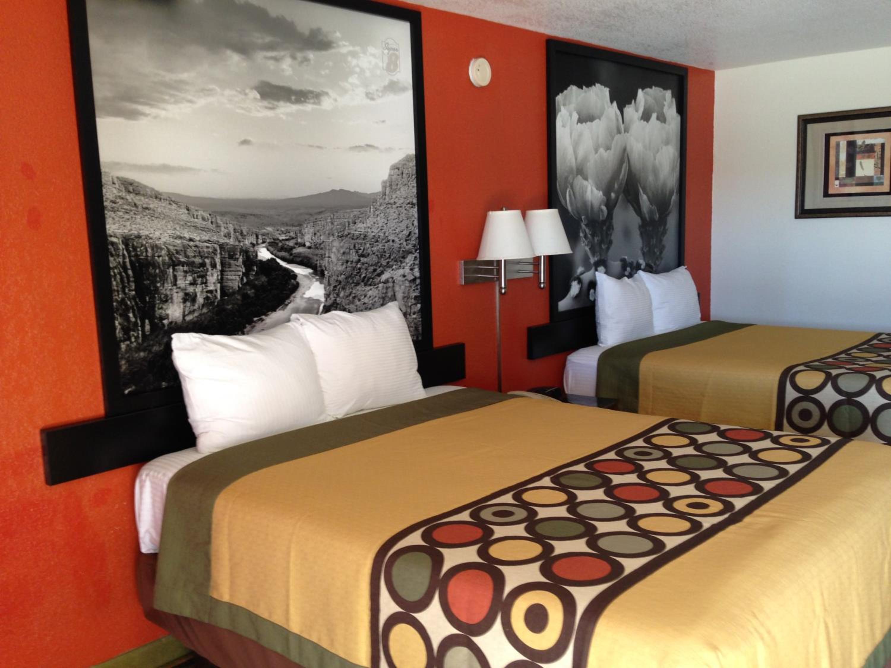 Queen Room with Two Queen Beds - Non-Smoking - Photo 2