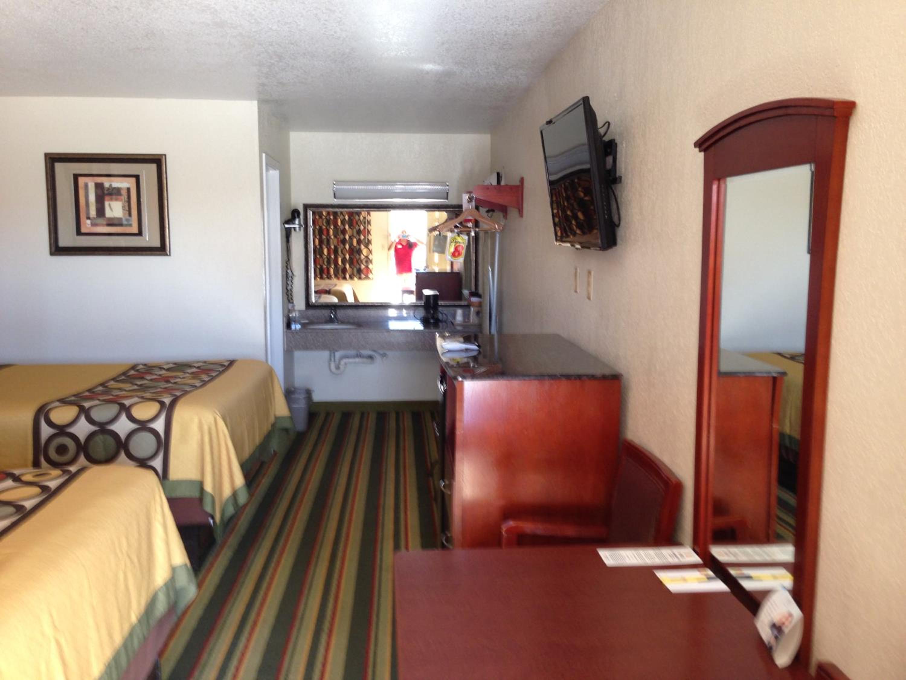 Queen Room with Two Queen Beds - Non-Smoking - Photo 3