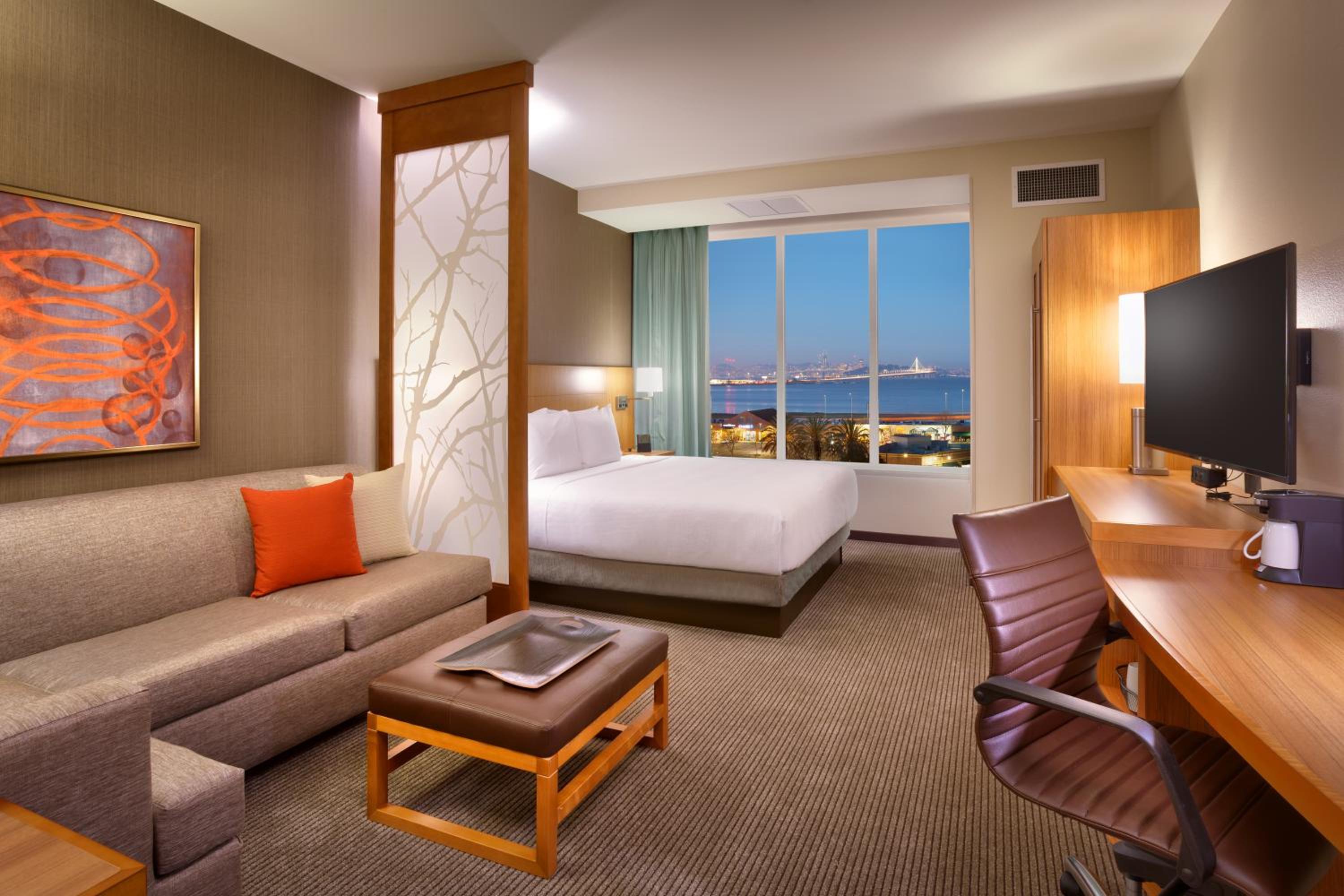 King Room with Sofa Bed - High Floor photo 3