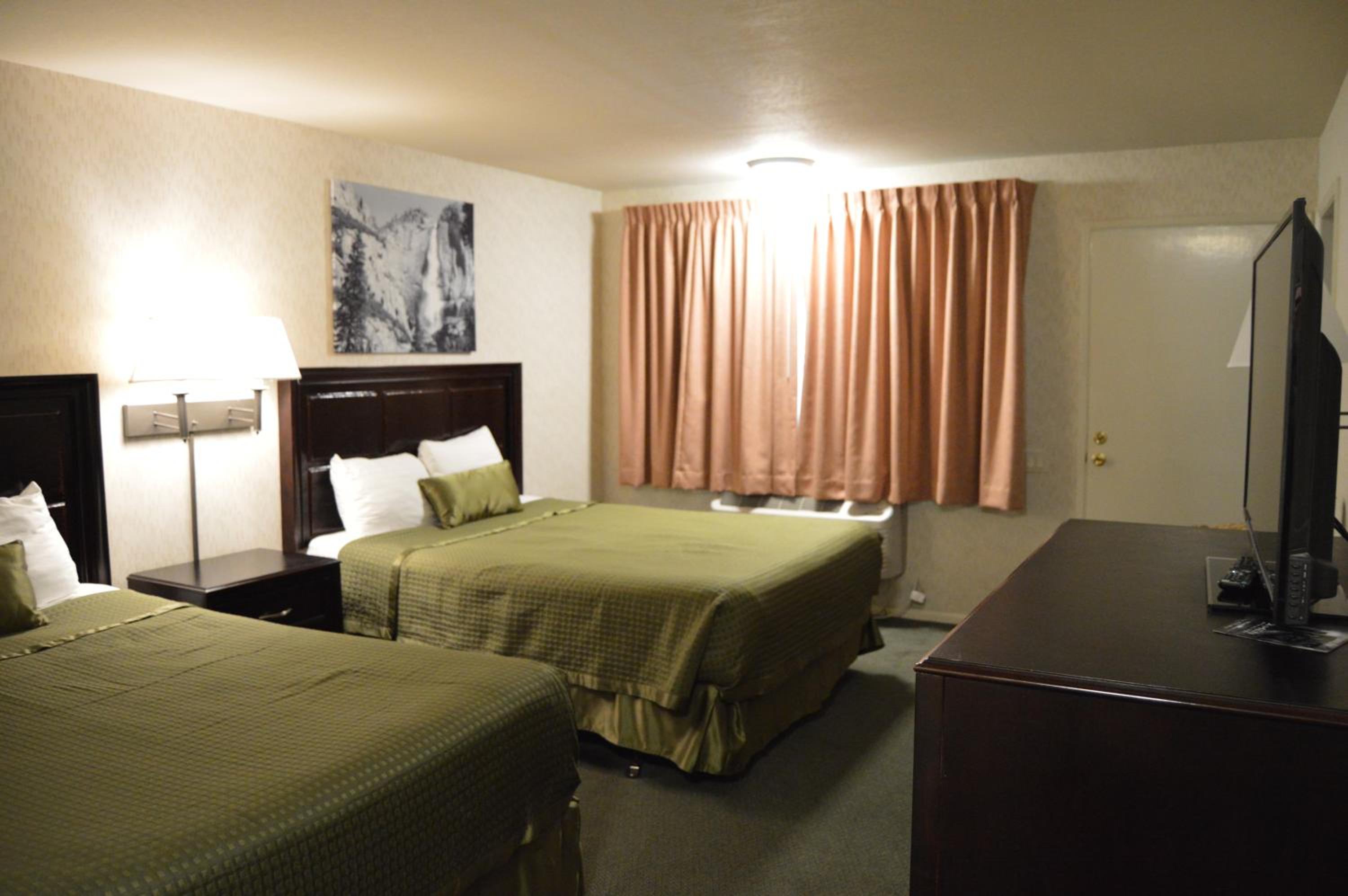 Queen Room with Two Queen Beds - Photo 4