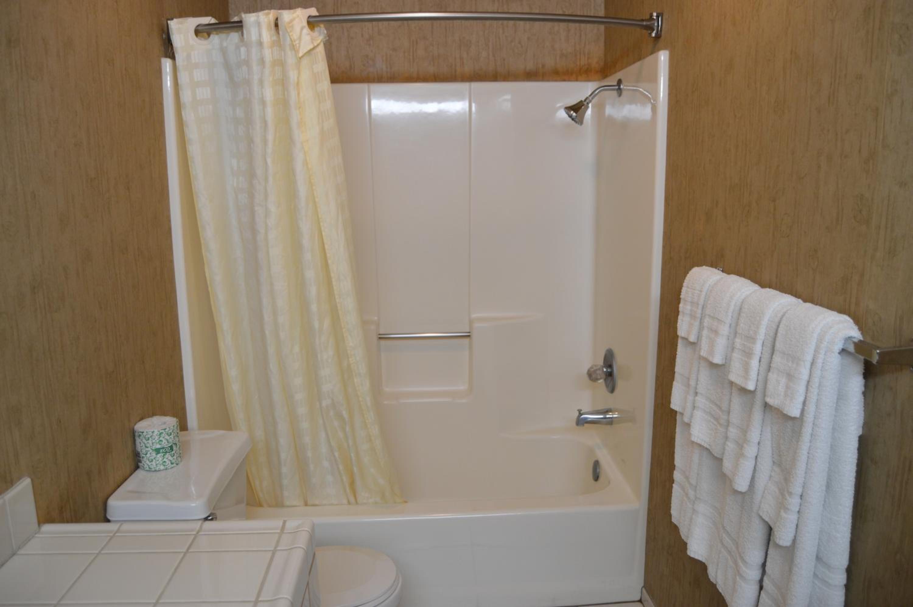 Queen Room with Two Queen Beds - Photo 2