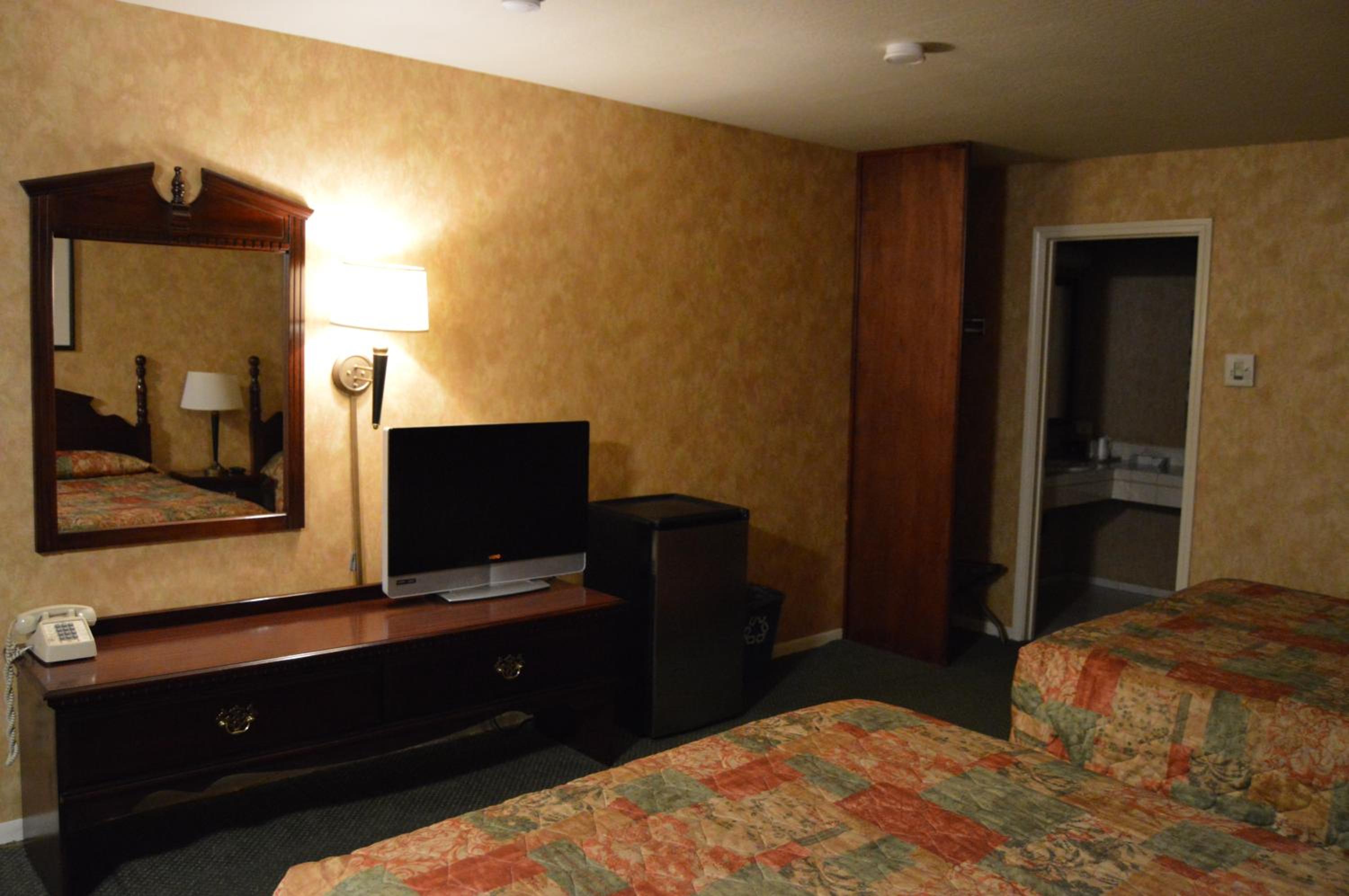 Queen Room with Two Queen Beds - Photo 1