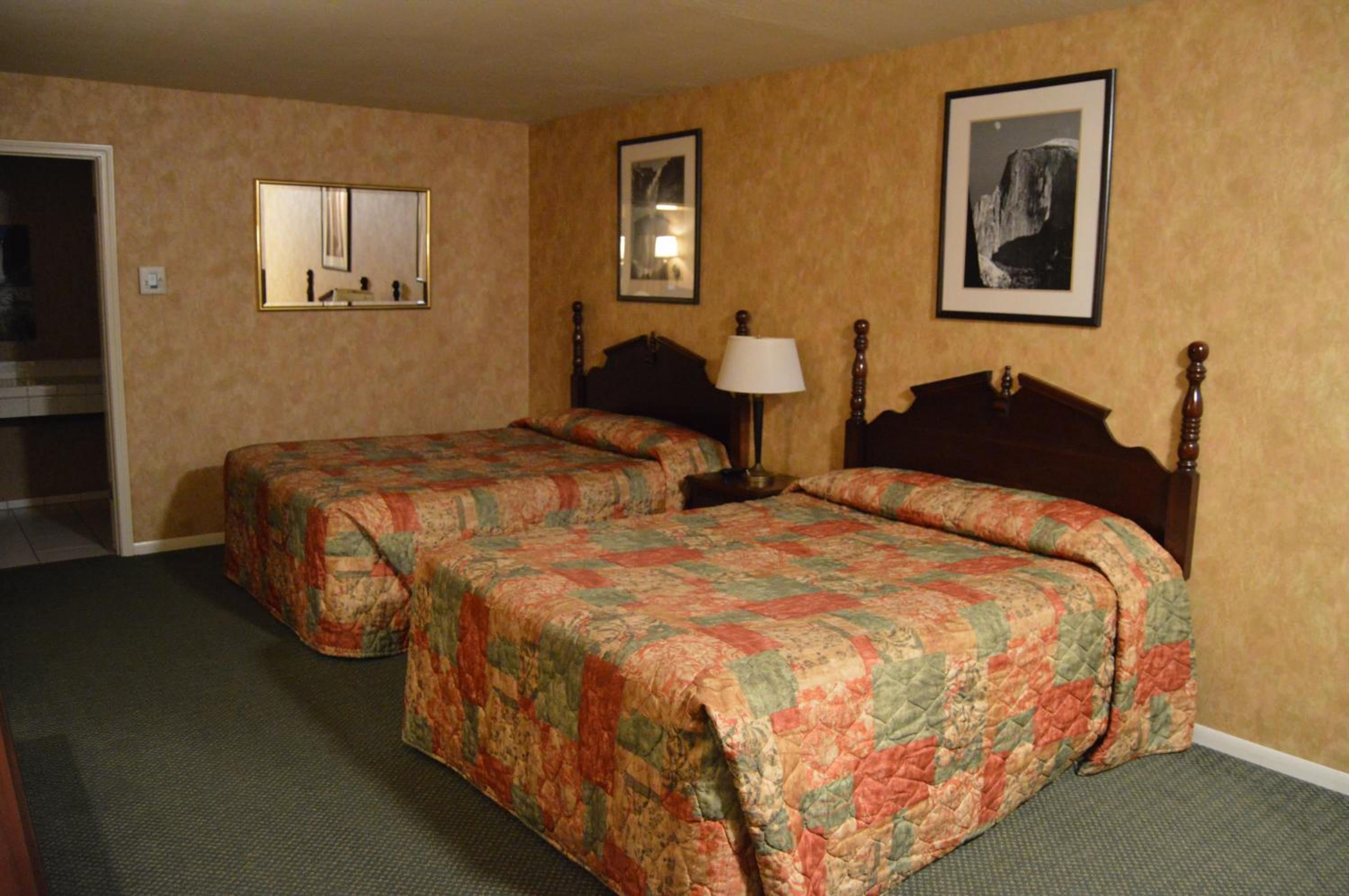 Queen Room with Two Queen Beds - Photo 3