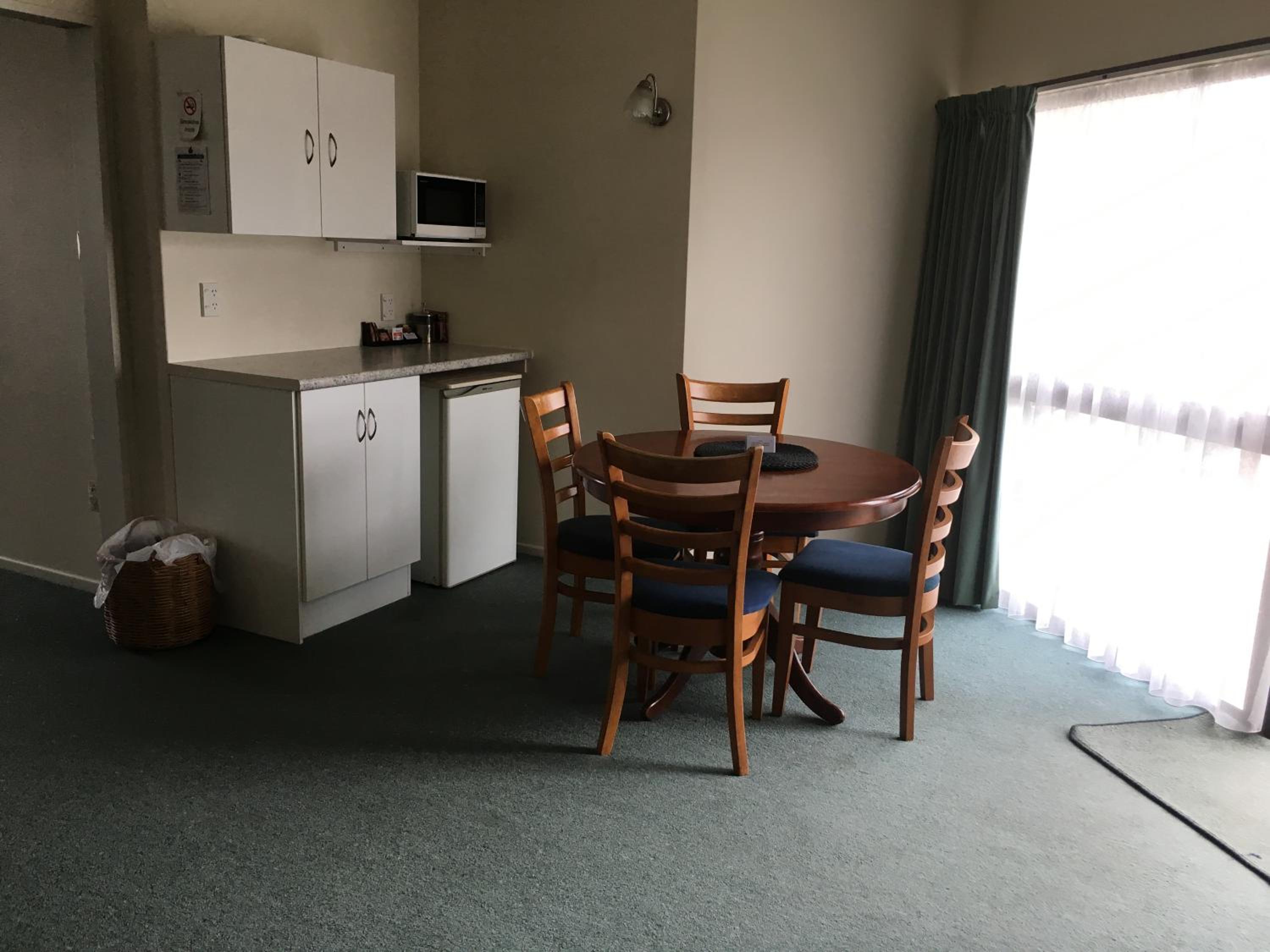 Deluxe One-Bedroom Apartment - Photo 4