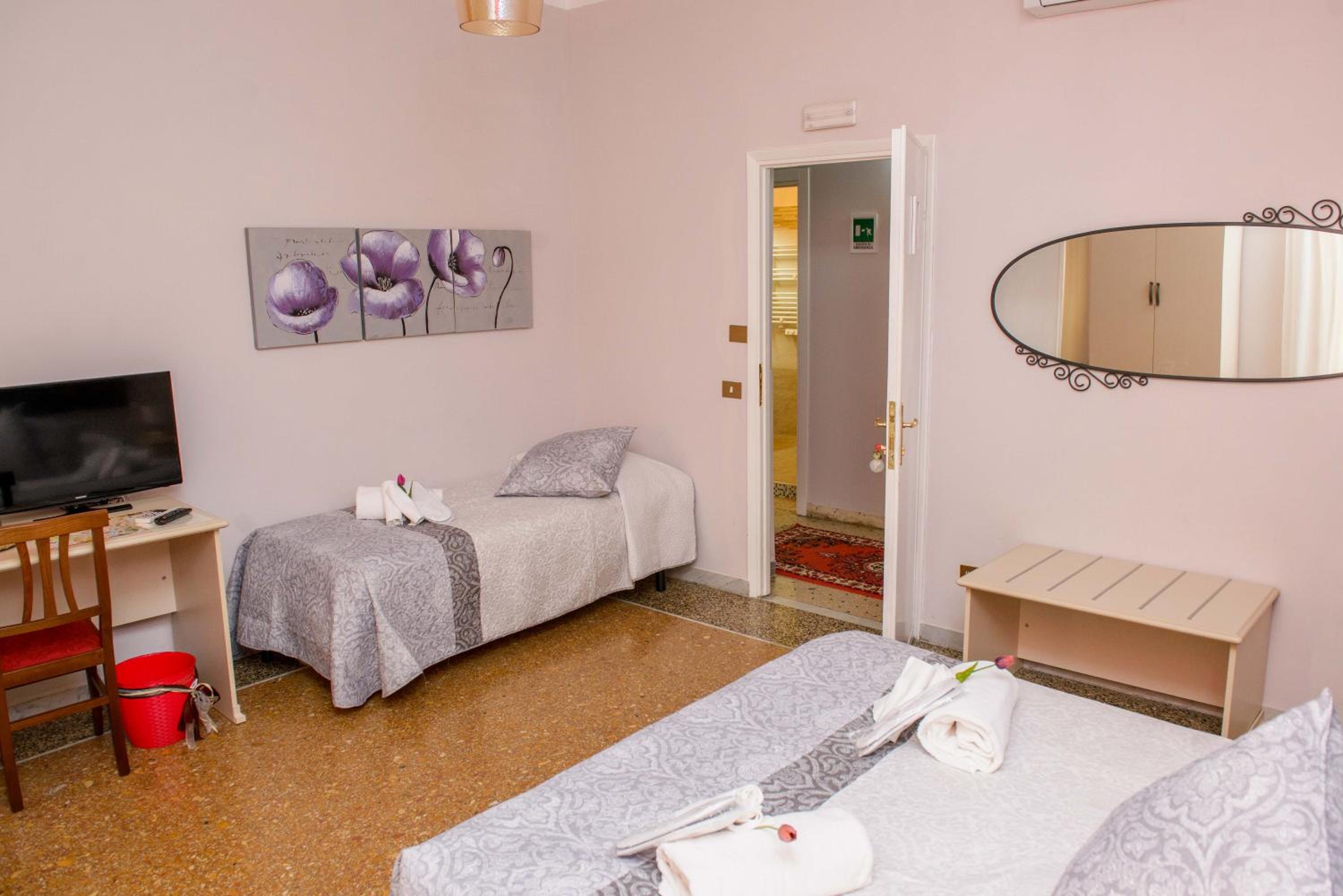 Double Room with Private External Bathroom photo 2