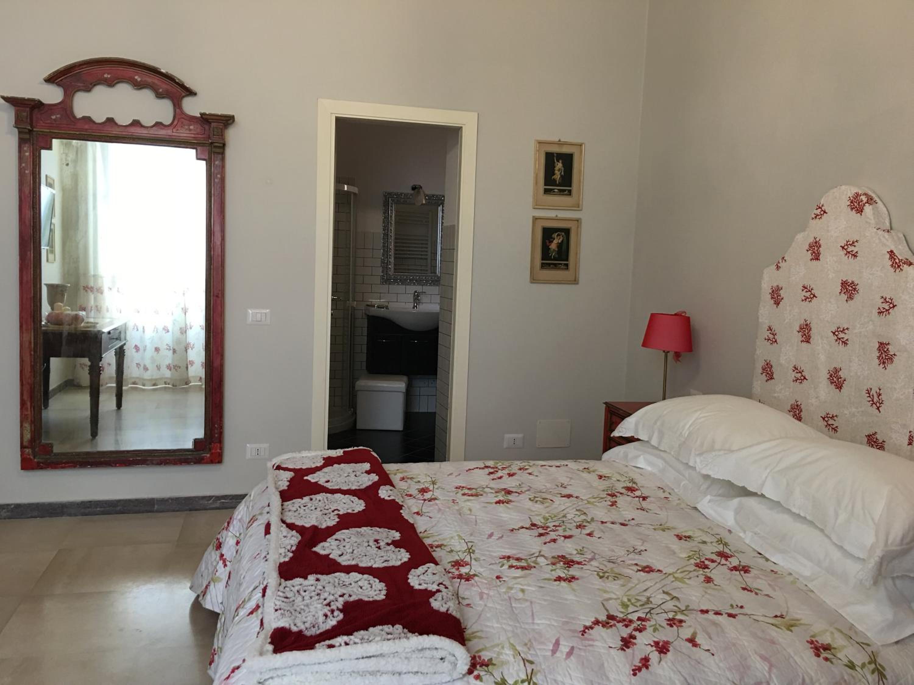 Double Room with Private Bathroom - Photo 17